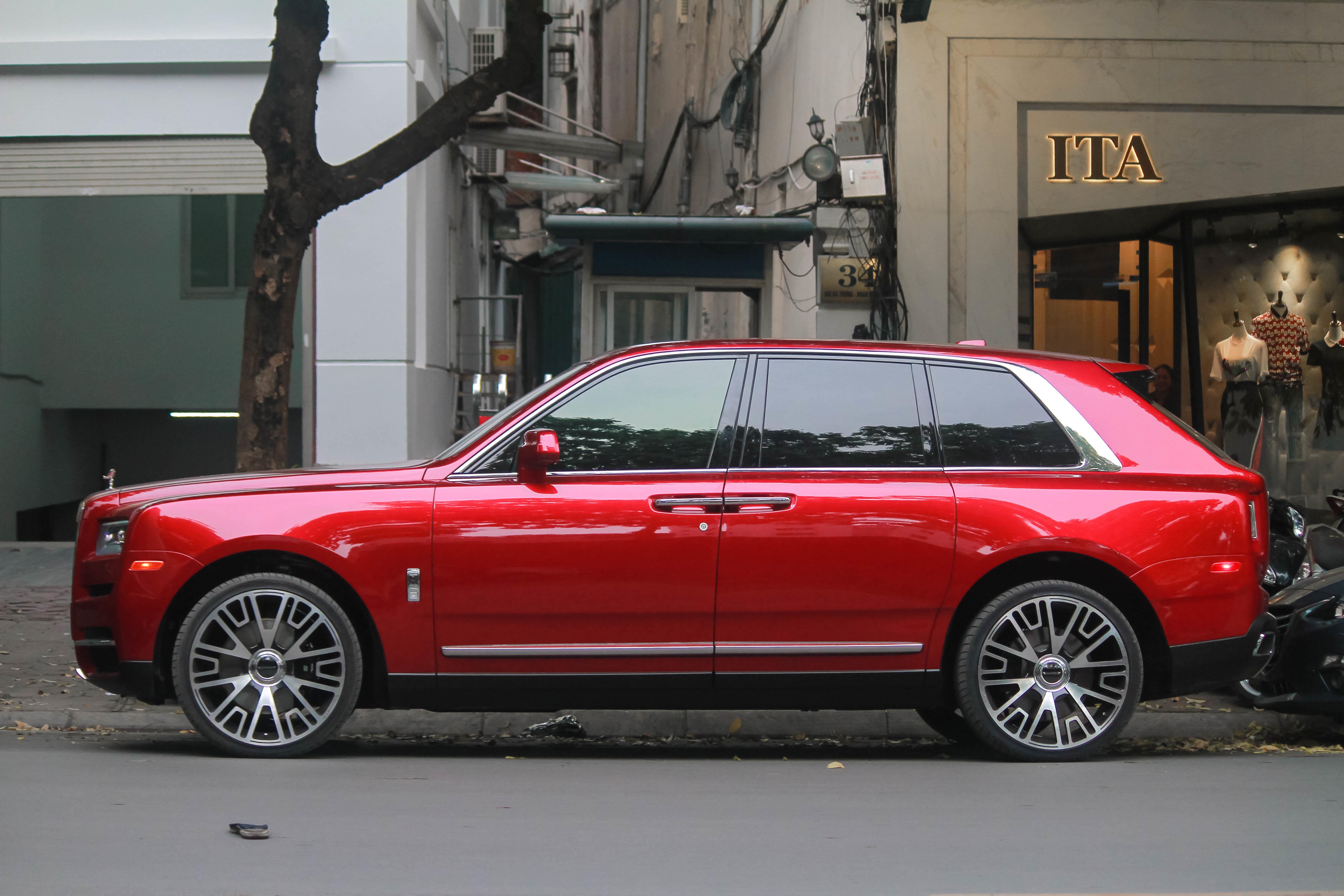 Bộ đôi Rolls-Royce Cullinan tụ họp ảnh 5 Bo doi Rolls-Royce Cullinan tu hop anh 5