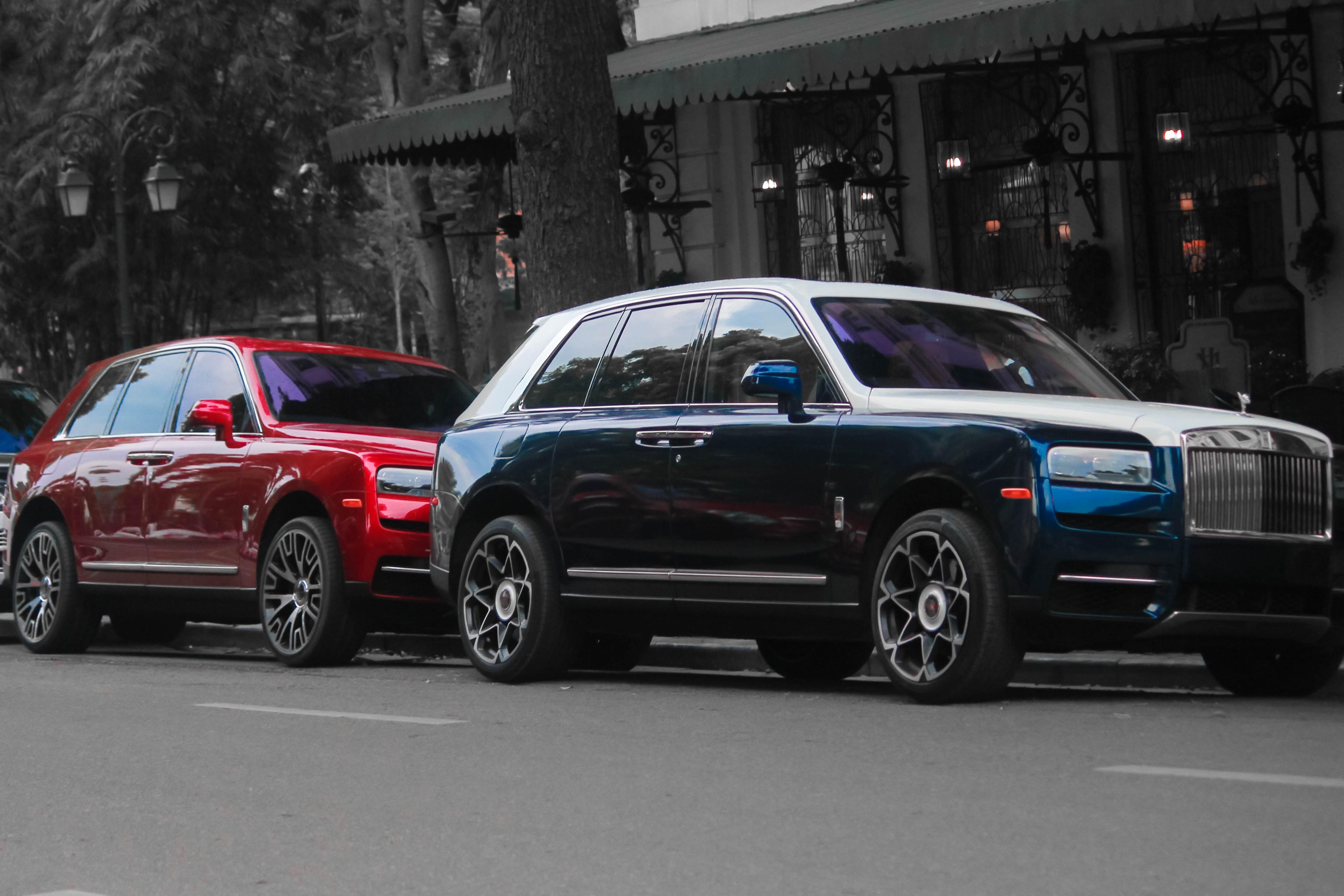 Bo doi SUV sieu sang Rolls-Royce Cullinan lan dau 'dung do' tai Ha Noi hinh anh