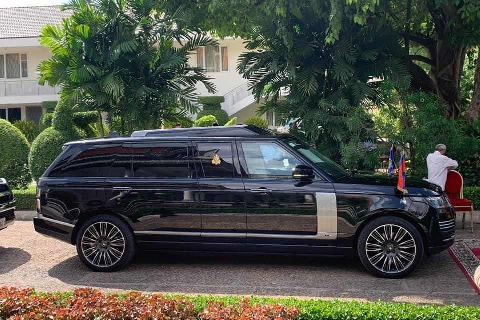 Vua Campuchia di SUV chong dan den le hoi trong cay hinh anh