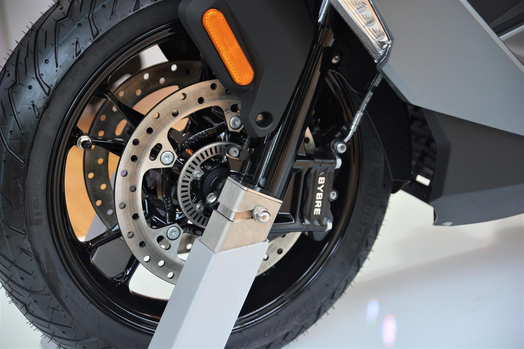 BMW C 400 X lieu co vuot qua Honda SH 300i anh 11