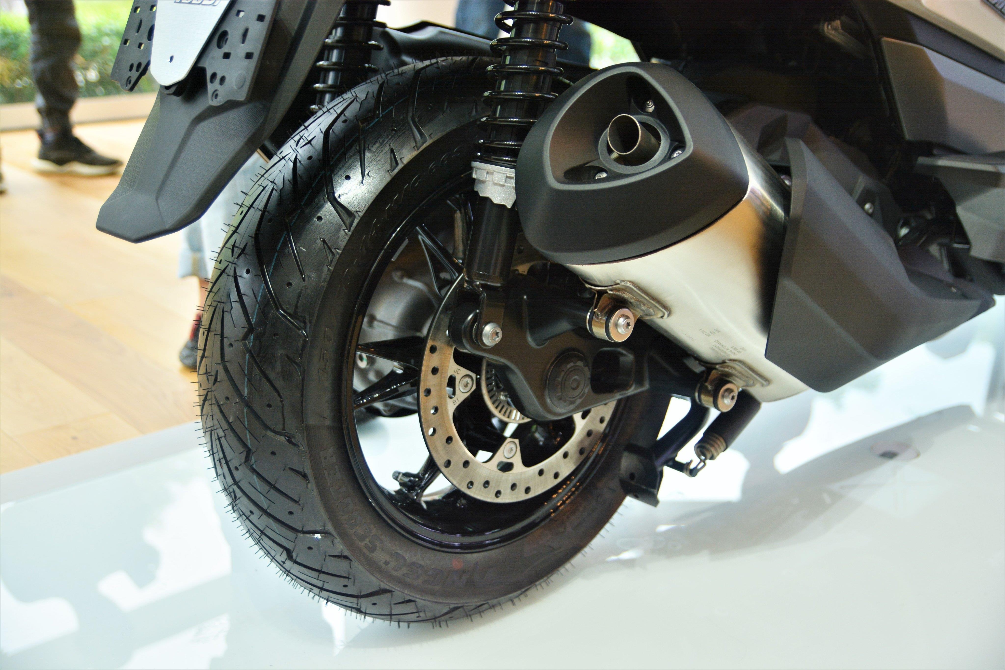 Maxi-scooter tam 300 trieu dong anh 16