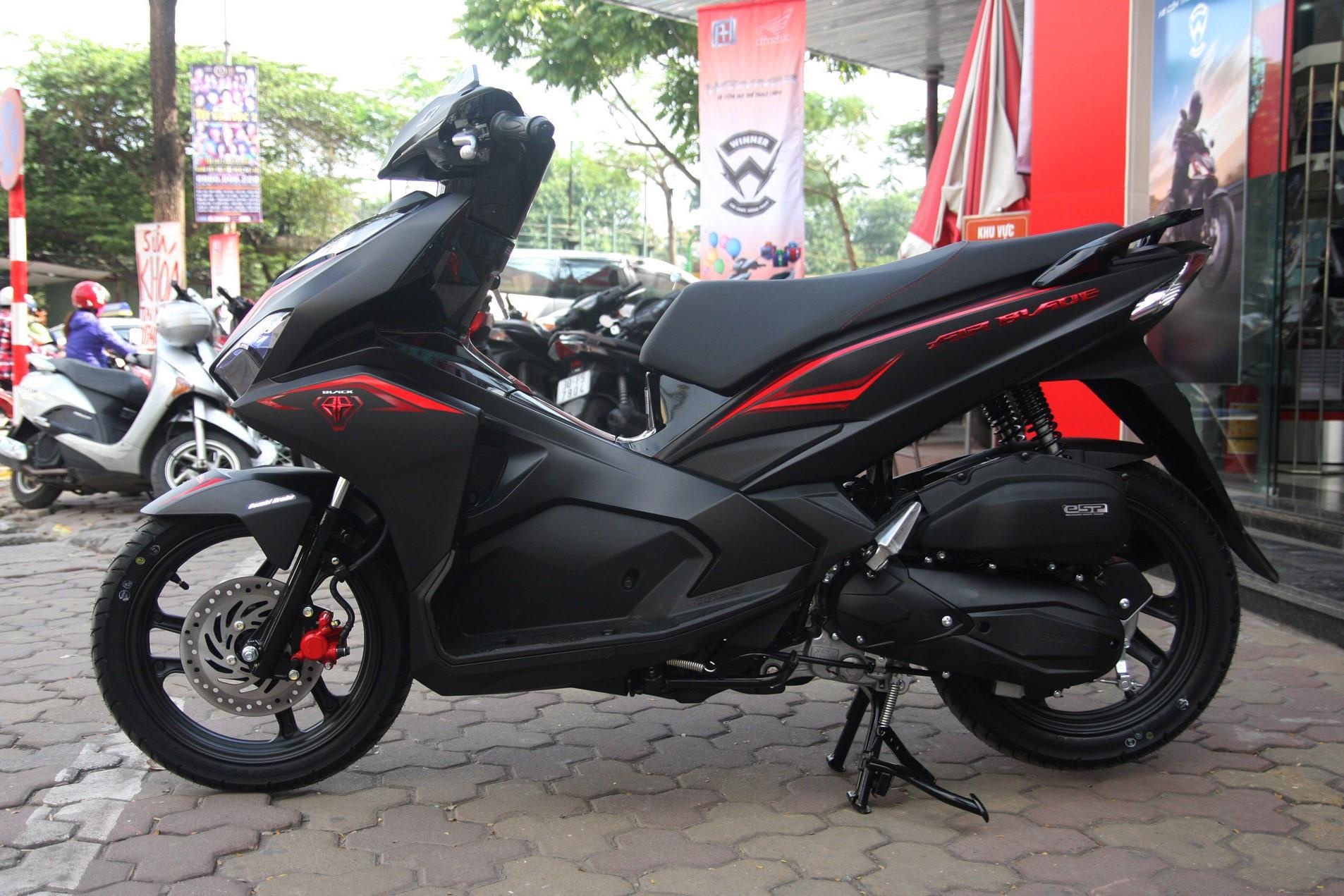 So huu bien so ngu quy, Honda Air Blade doi gia len 150 trieu dong hinh anh