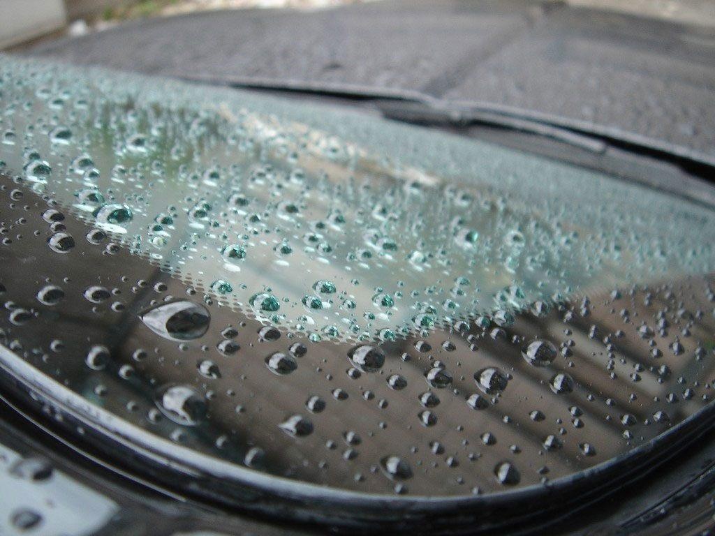 Tiền mất tật mang khi dùng hóa chất phủ kính ôtô ảnh 1 Tien mat tat mang khi dung hoa chat phu kinh oto anh 1