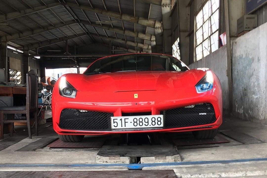 Sieu xe Ferrari 488 GTB cua Tuan Hung tai xuat anh 2