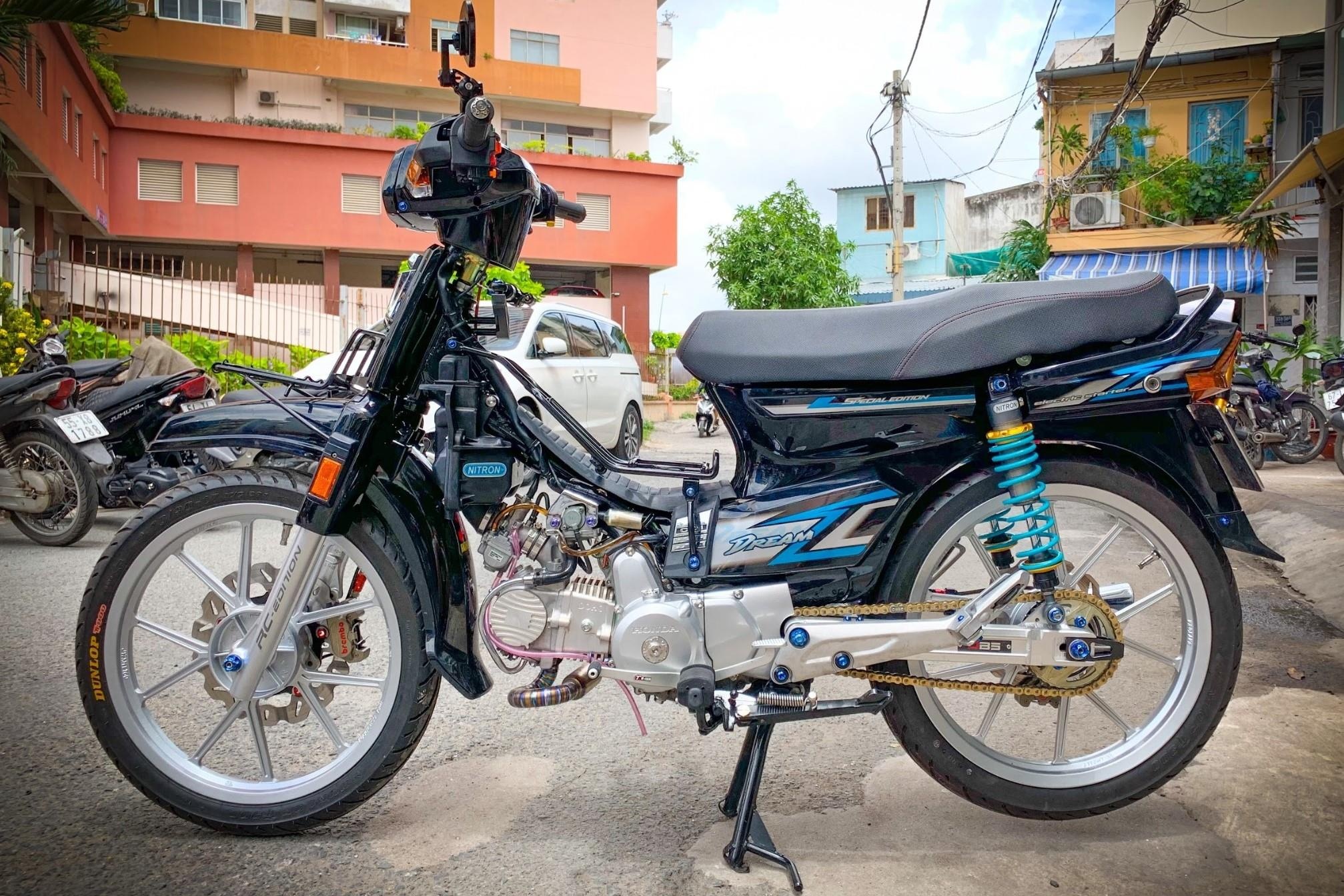 'Huyen thoai' Honda Dream voi dan phu kien 200 trieu hinh anh