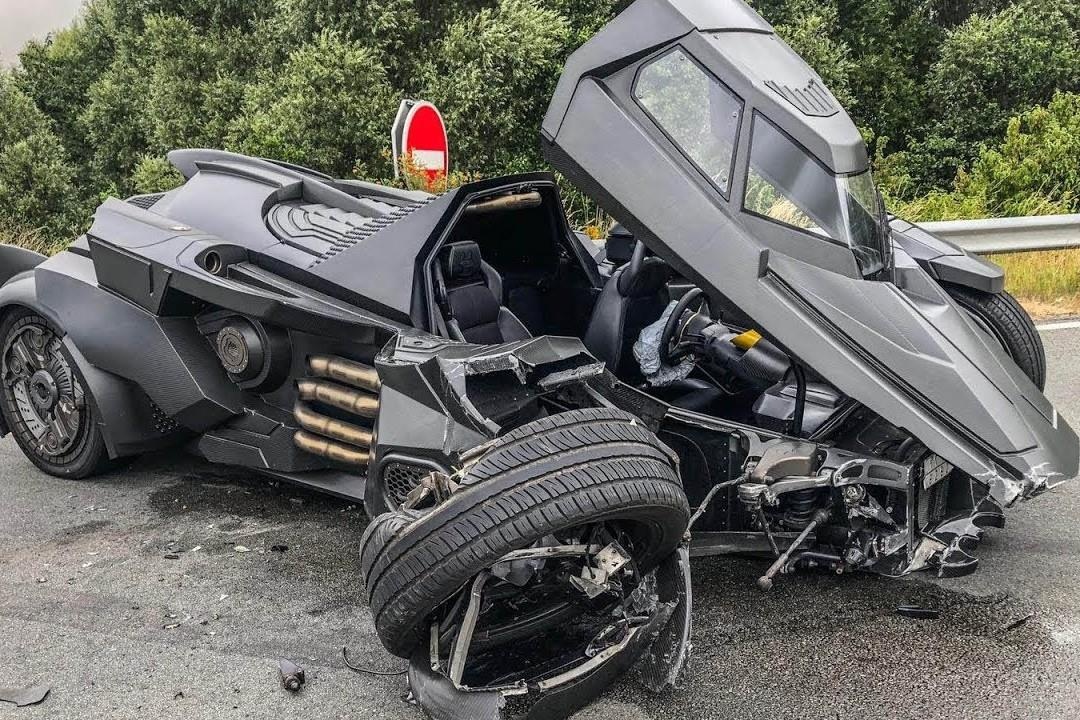 Batmobile - sieu xe cua Batman gap nan o Phap, roi rung phan dau hinh anh