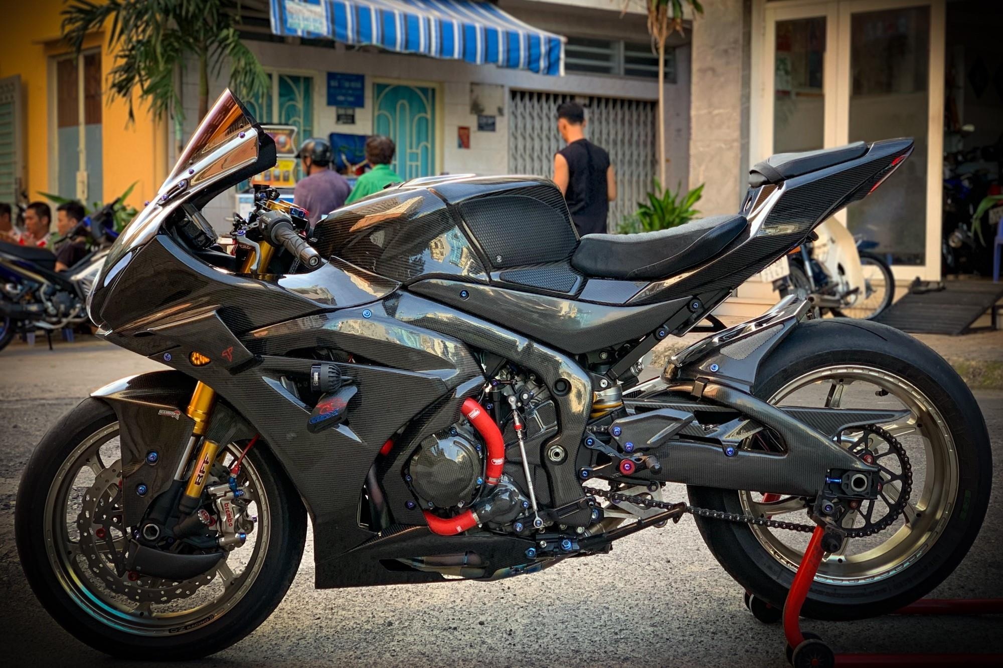 Suzuki GSX-R1000 dan ao carbon anh 3