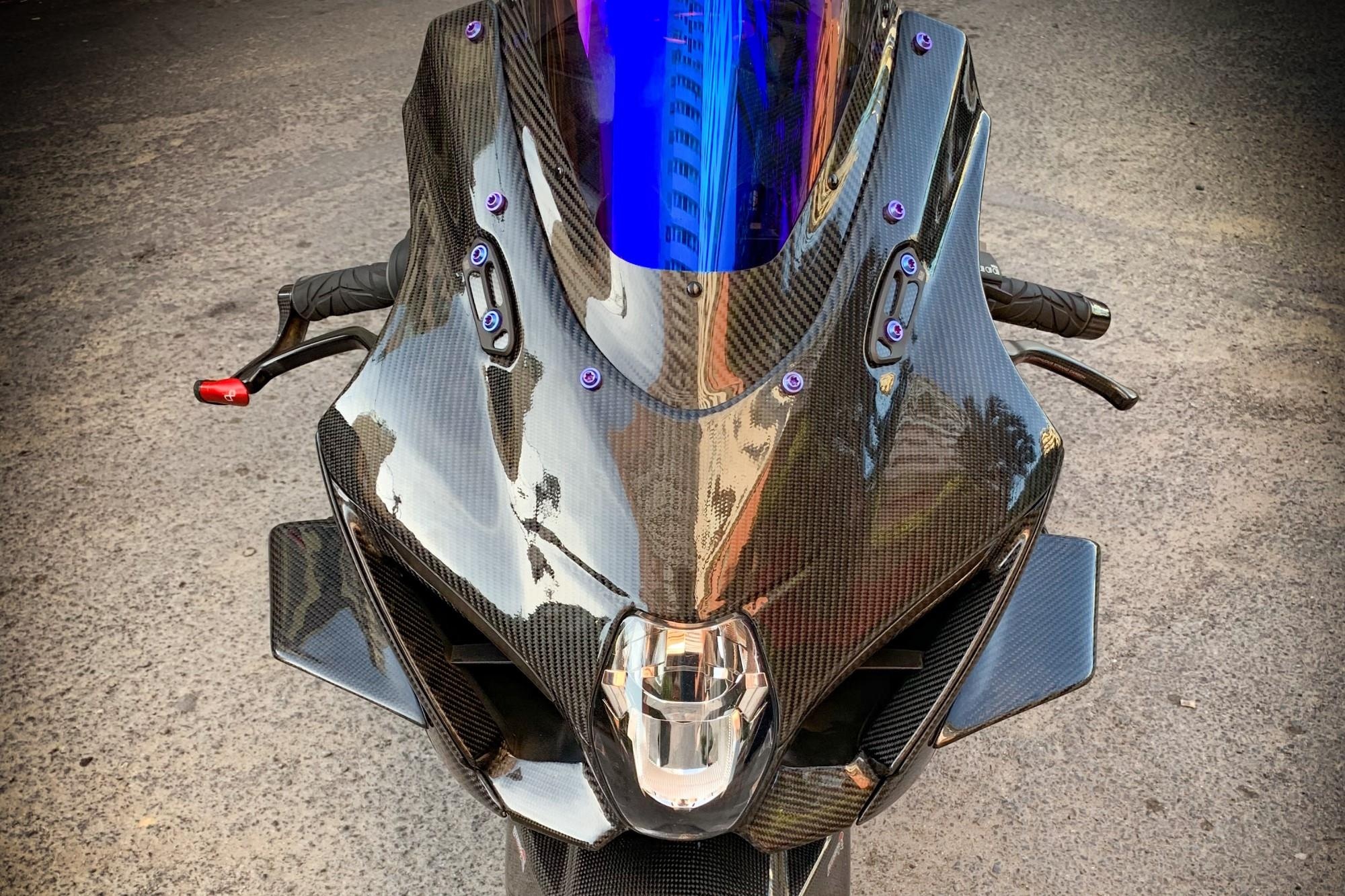 Suzuki GSX-R1000 dan ao carbon anh 5