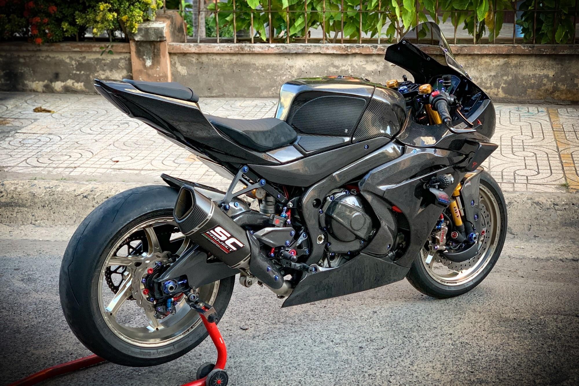 Suzuki GSX-R1000 dan ao carbon anh 9