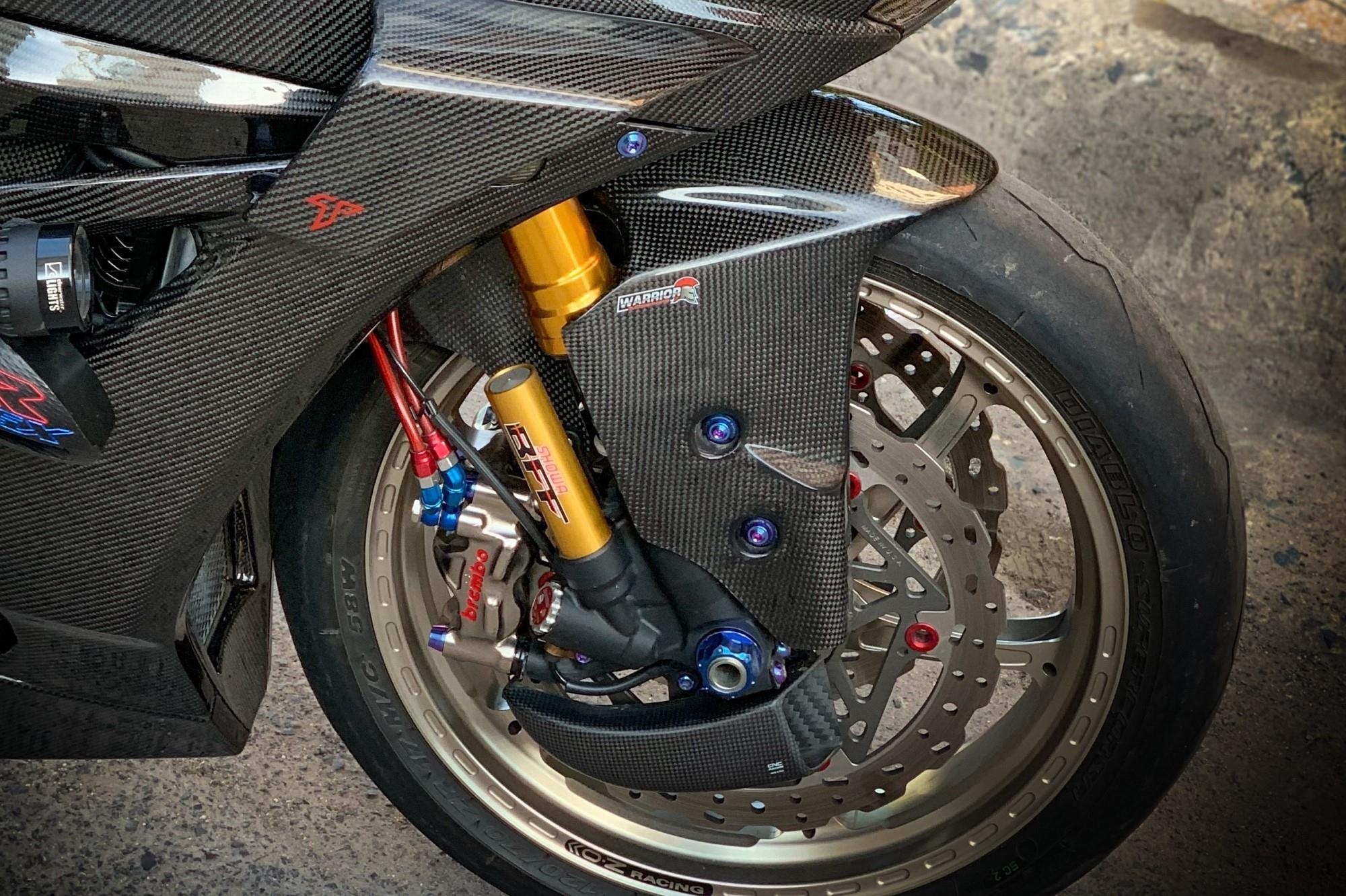 Suzuki GSX-R1000 dan ao carbon anh 7