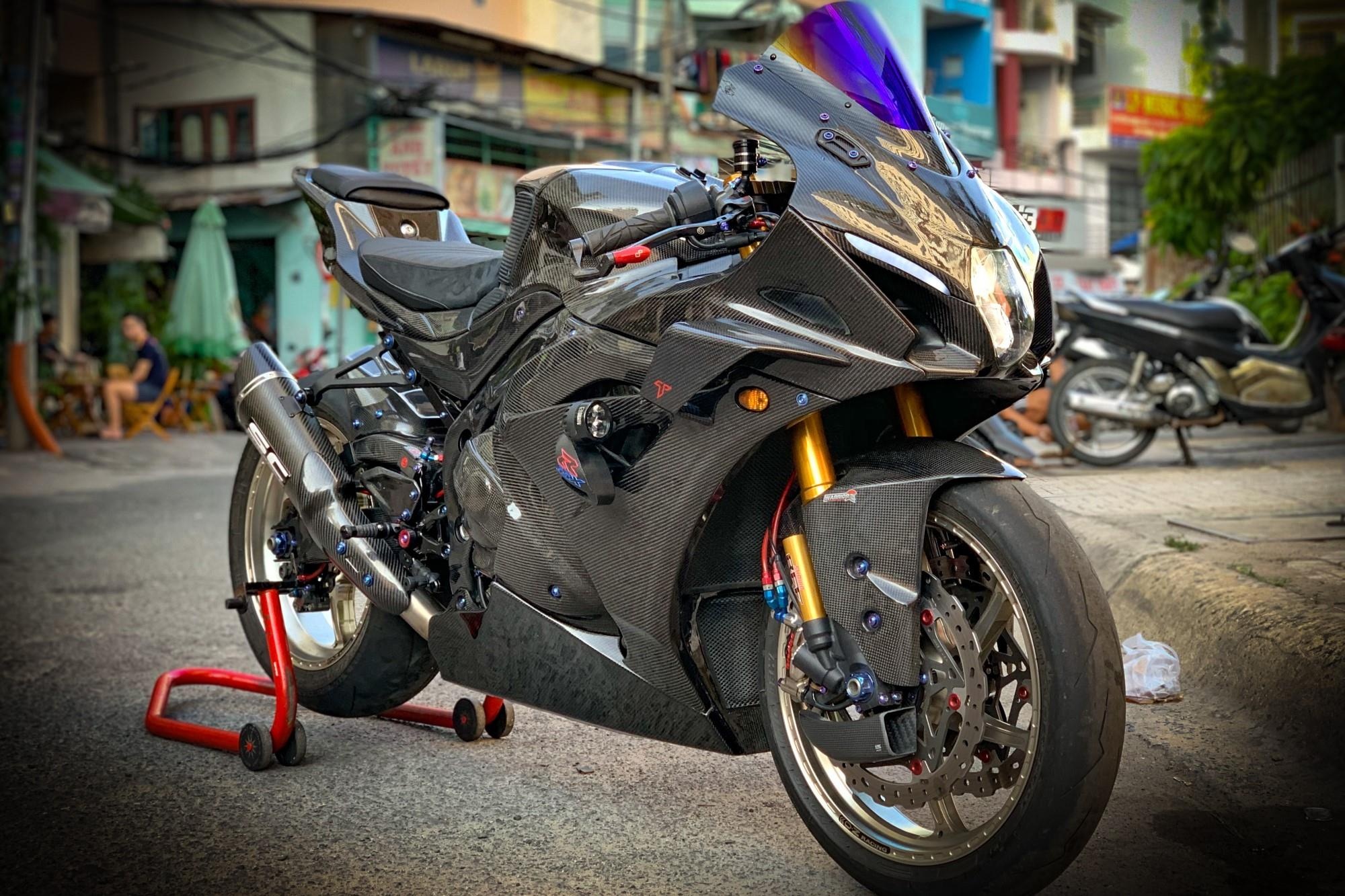 Suzuki GSX-R1000 dan ao carbon anh 1