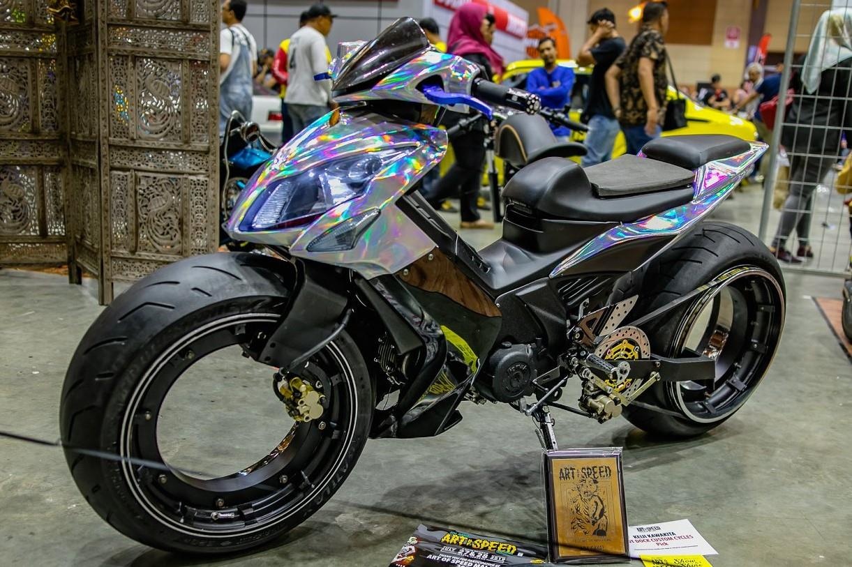 Xe con tay pho thong do phong cach 'xe khong vanh' doc dao hinh anh