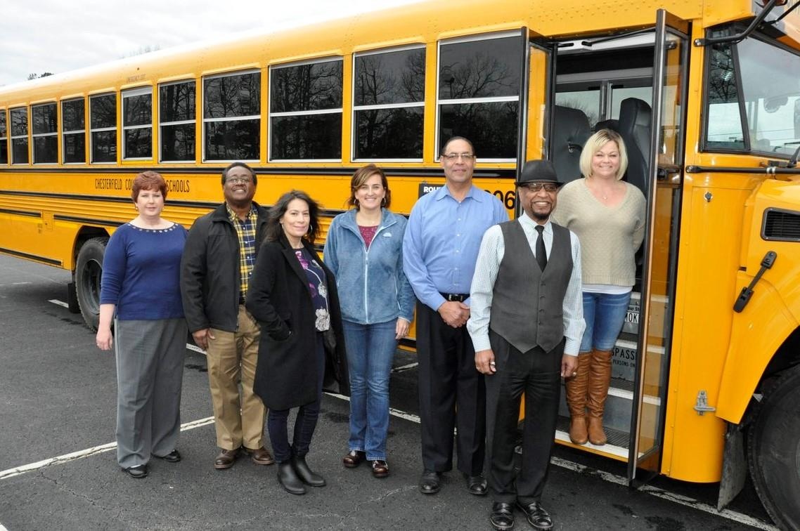 Phat tu tai xe buyt truong hoc vi bo quen hoc sinh tren xe hinh anh