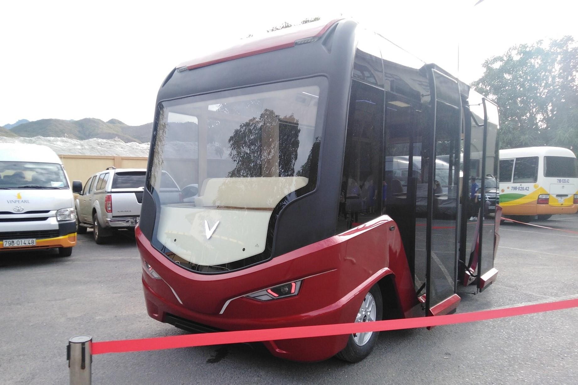 Xe buyt gan logo VinFast lo dien hinh anh