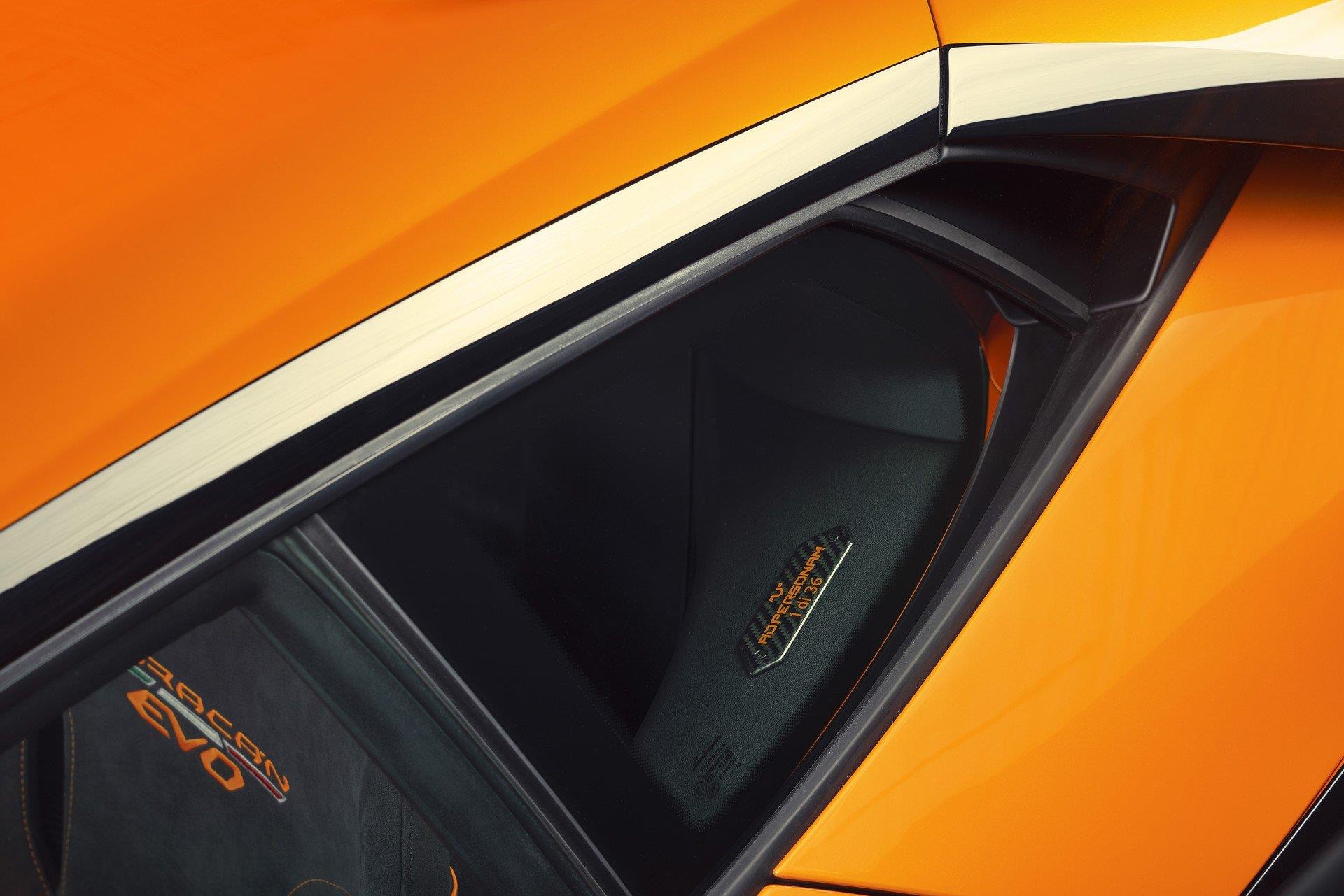 Lamborghini ra mat 2 phien ban dac biet anh 11