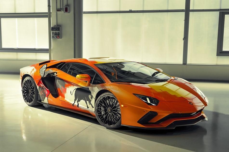 Ngam Lamborghini Aventador S 'ban ve tay' cua thanh nien 19 tuoi hinh anh