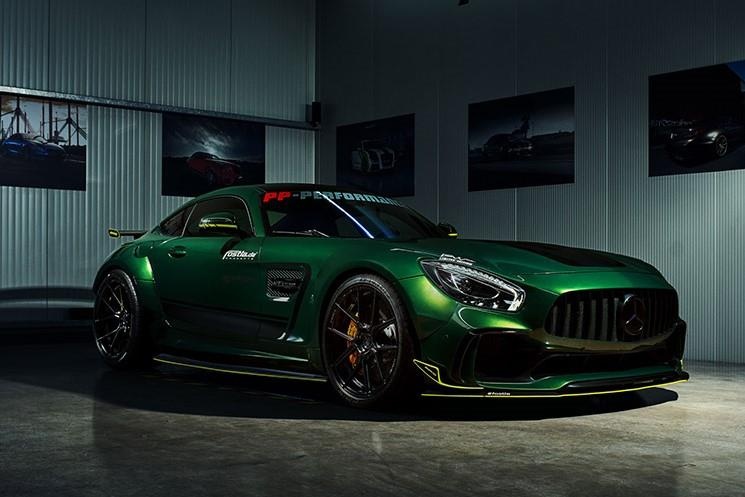 Mercedes-AMG GT R ham ho hon voi goi do dat ngang mot chiec oto hinh anh