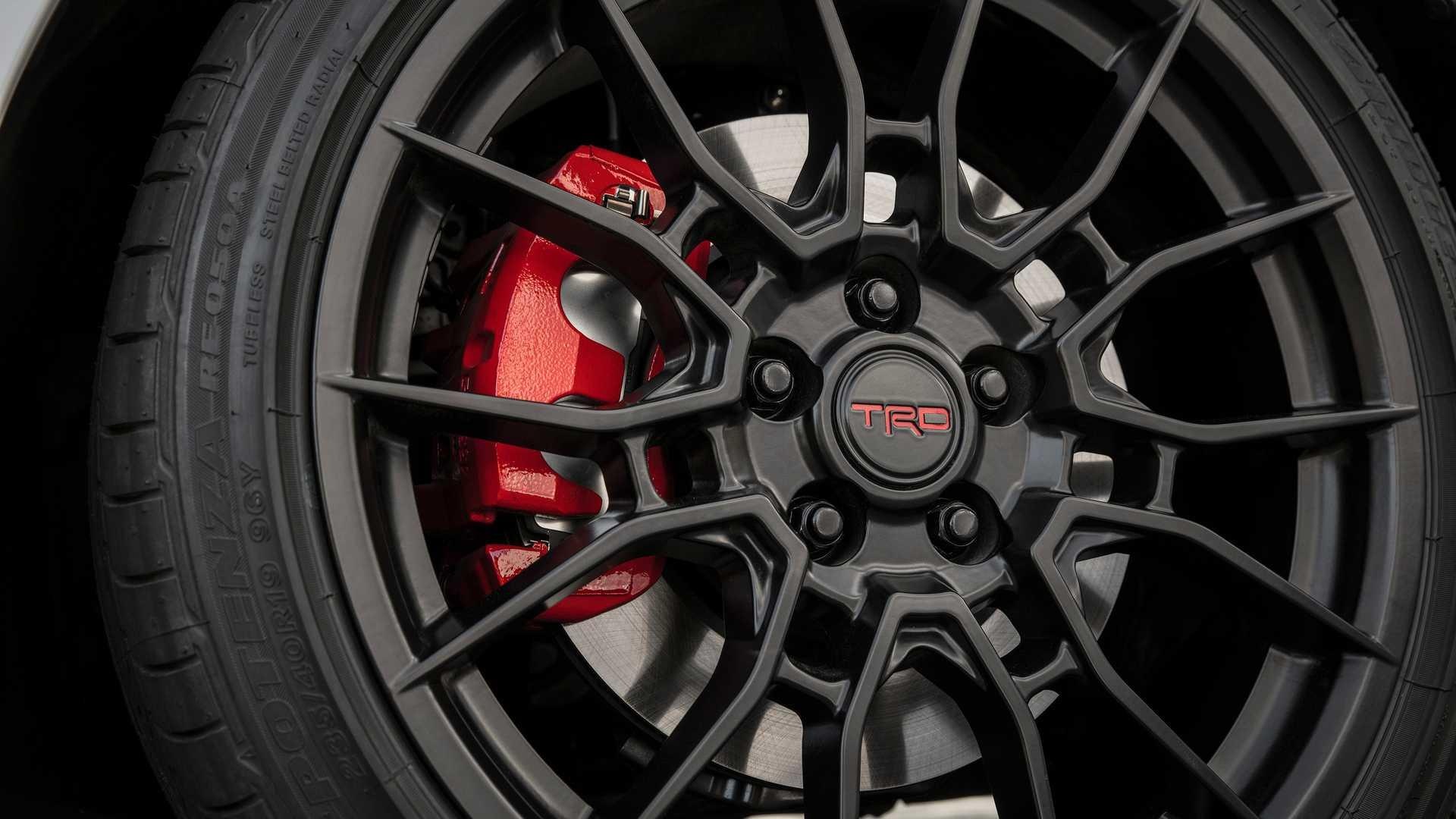 Toyota Camry TRD ra mat anh 4