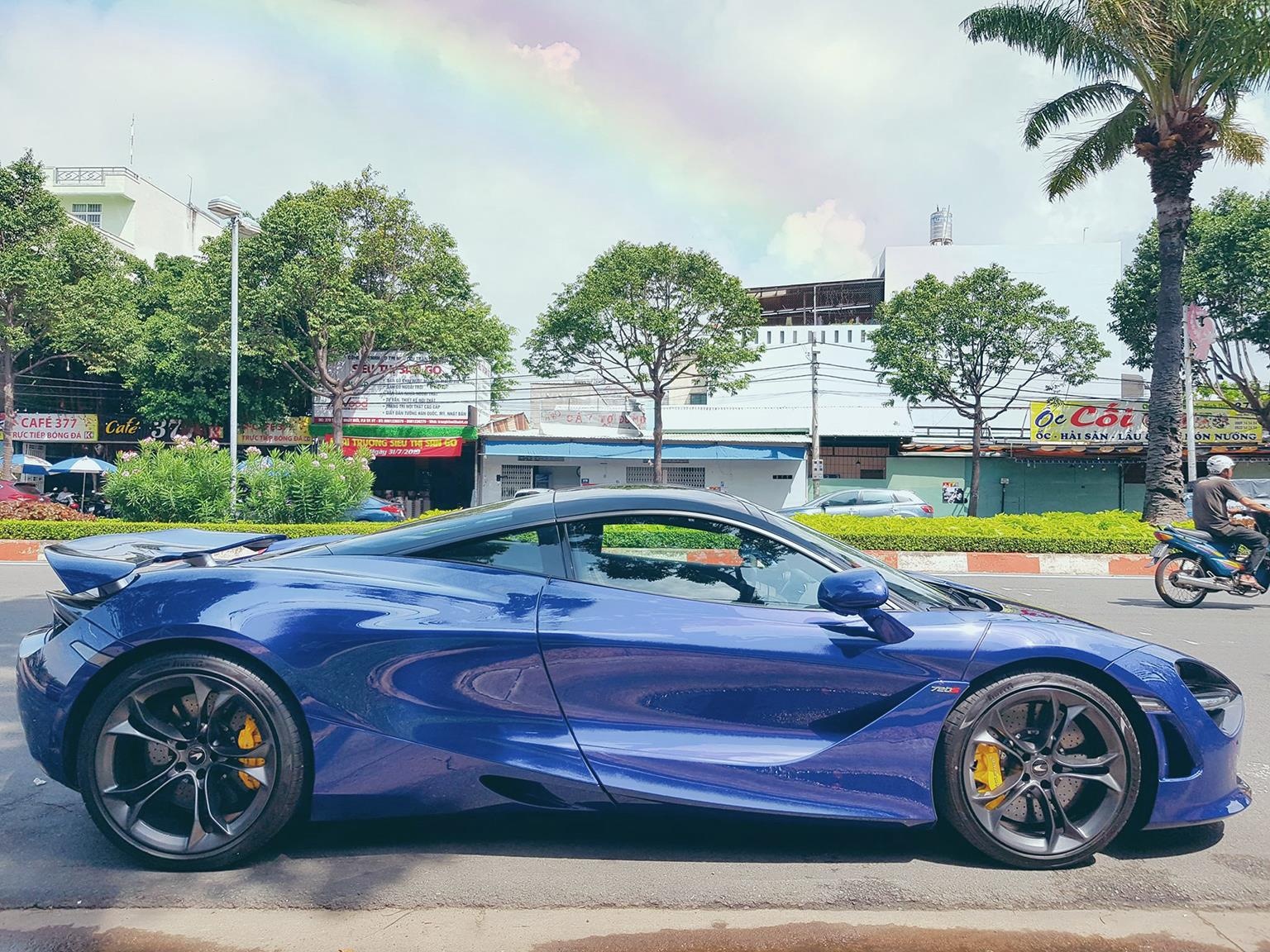 Can canh sieu xe McLaren 720S mau tim anh 4