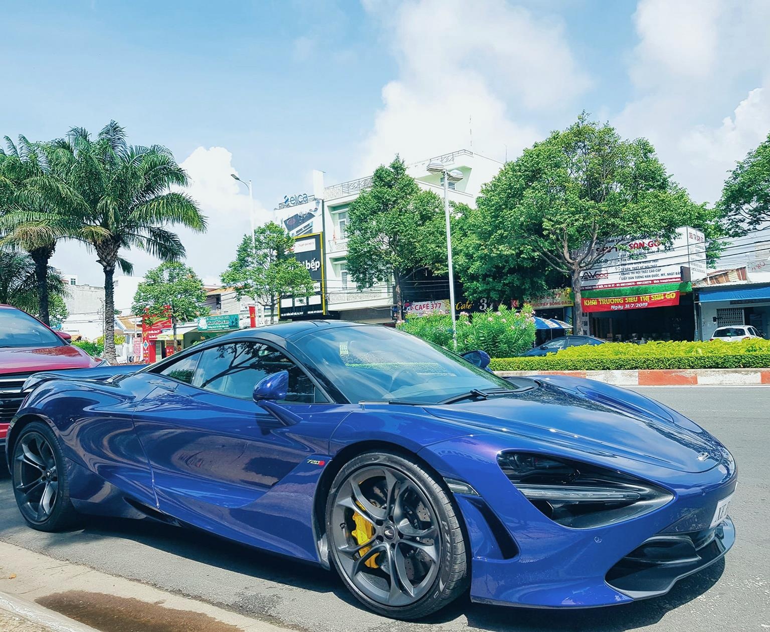 Can canh sieu xe McLaren 720S mau tim anh 8