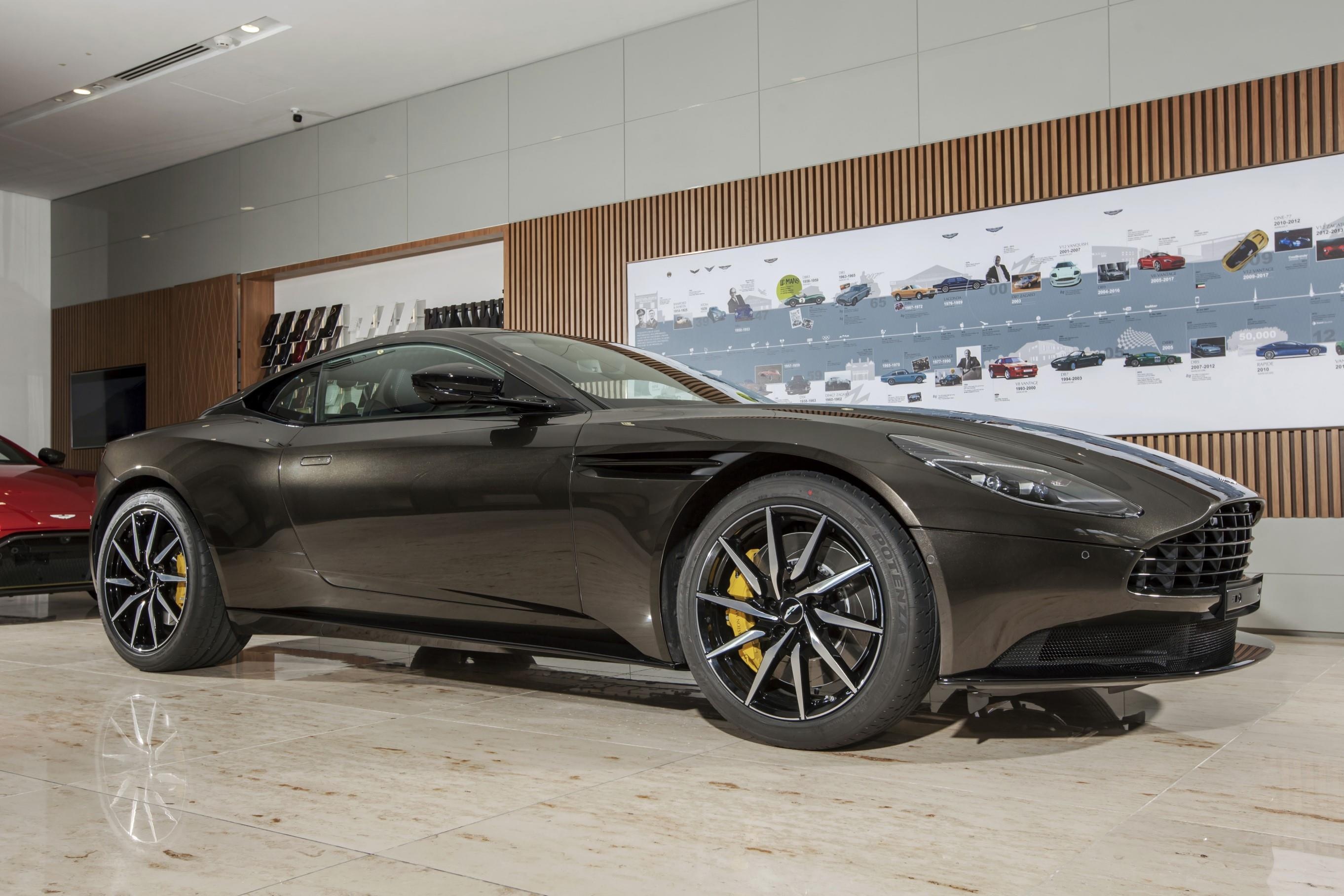 Can canh sieu xe Aston Martin DB11 Kopi Bronze anh 1