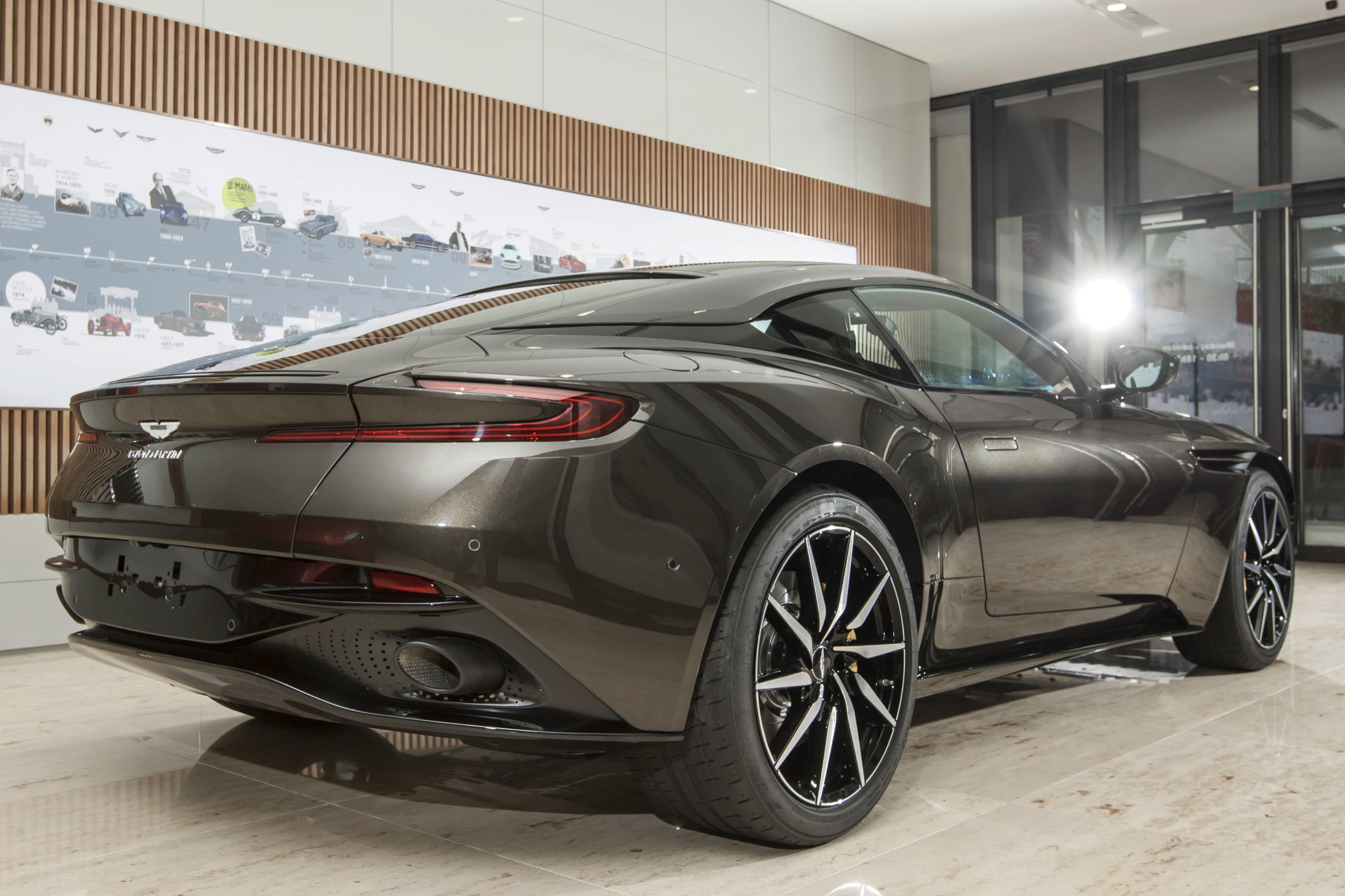 Can canh sieu xe Aston Martin DB11 Kopi Bronze anh 3