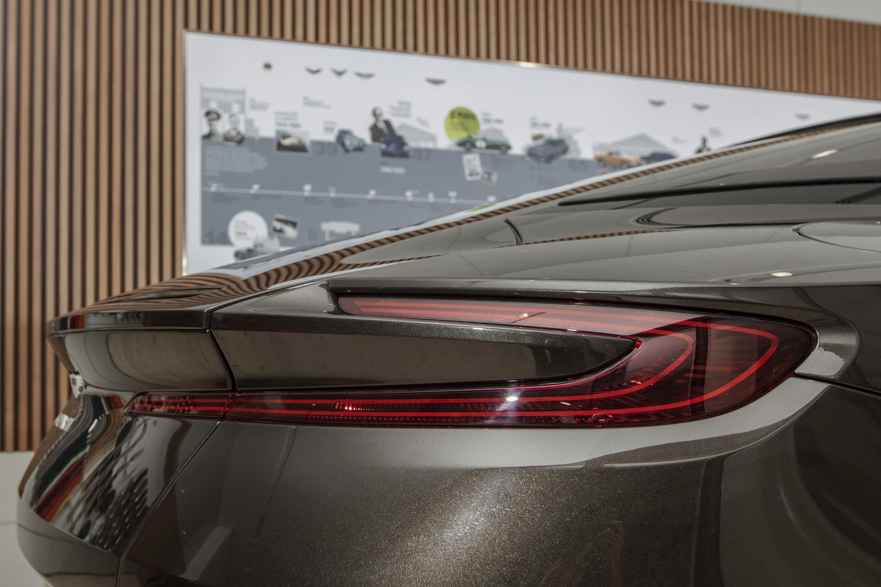 Can canh sieu xe Aston Martin DB11 Kopi Bronze anh 4