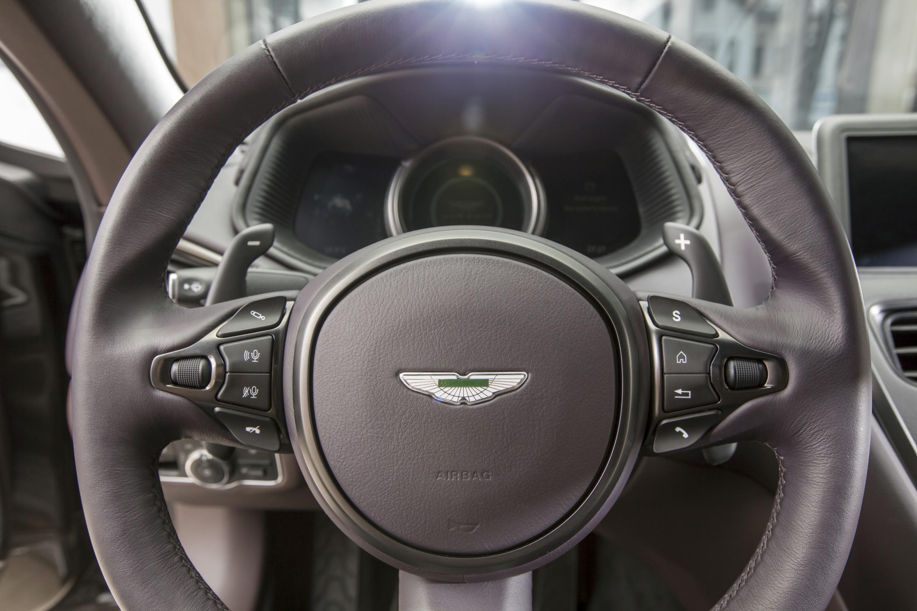 Can canh sieu xe Aston Martin DB11 Kopi Bronze anh 8