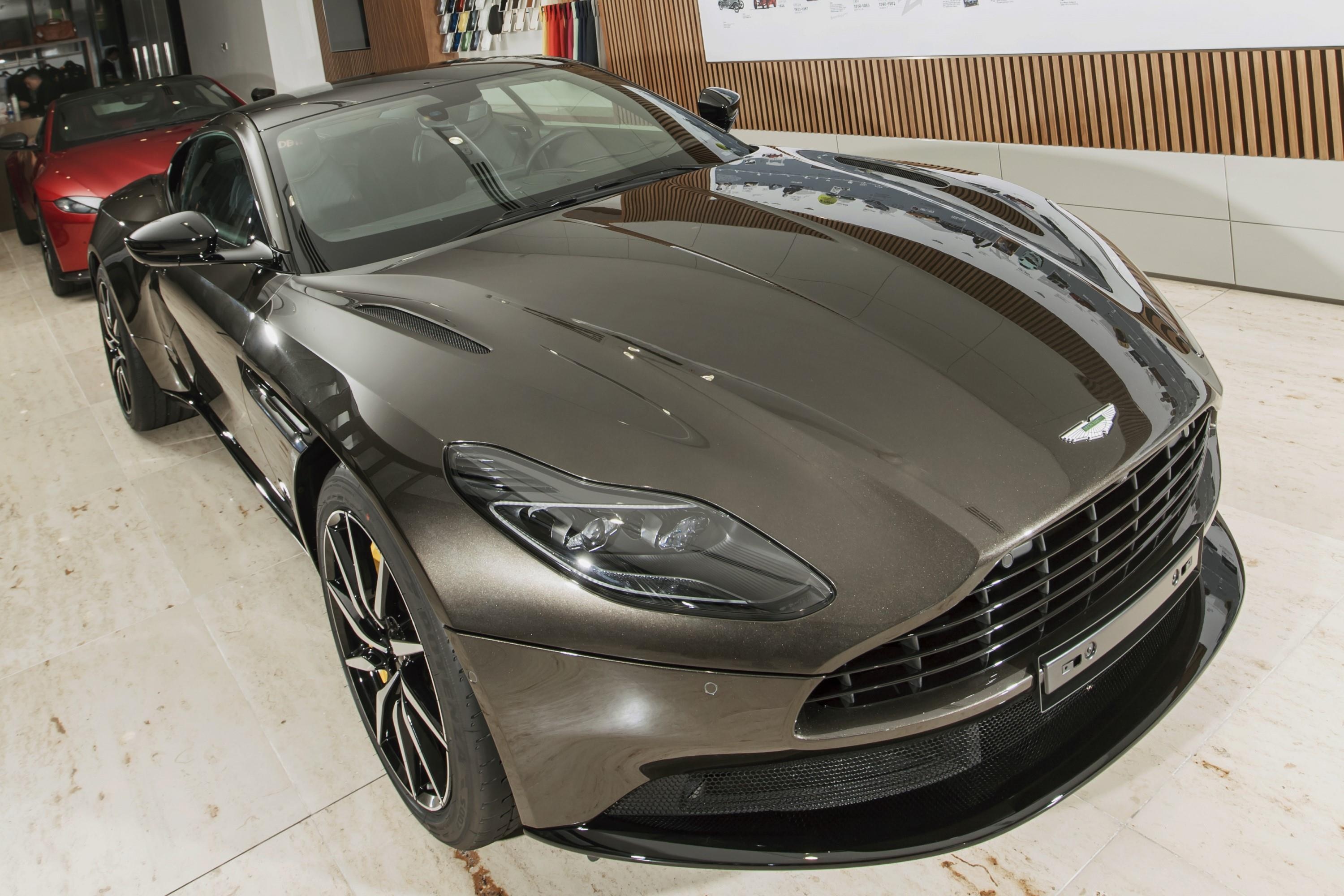 Sieu xe Aston Martin DB11 Kopi Bronze doc nhat VN gia 16 ty da co chu hinh anh