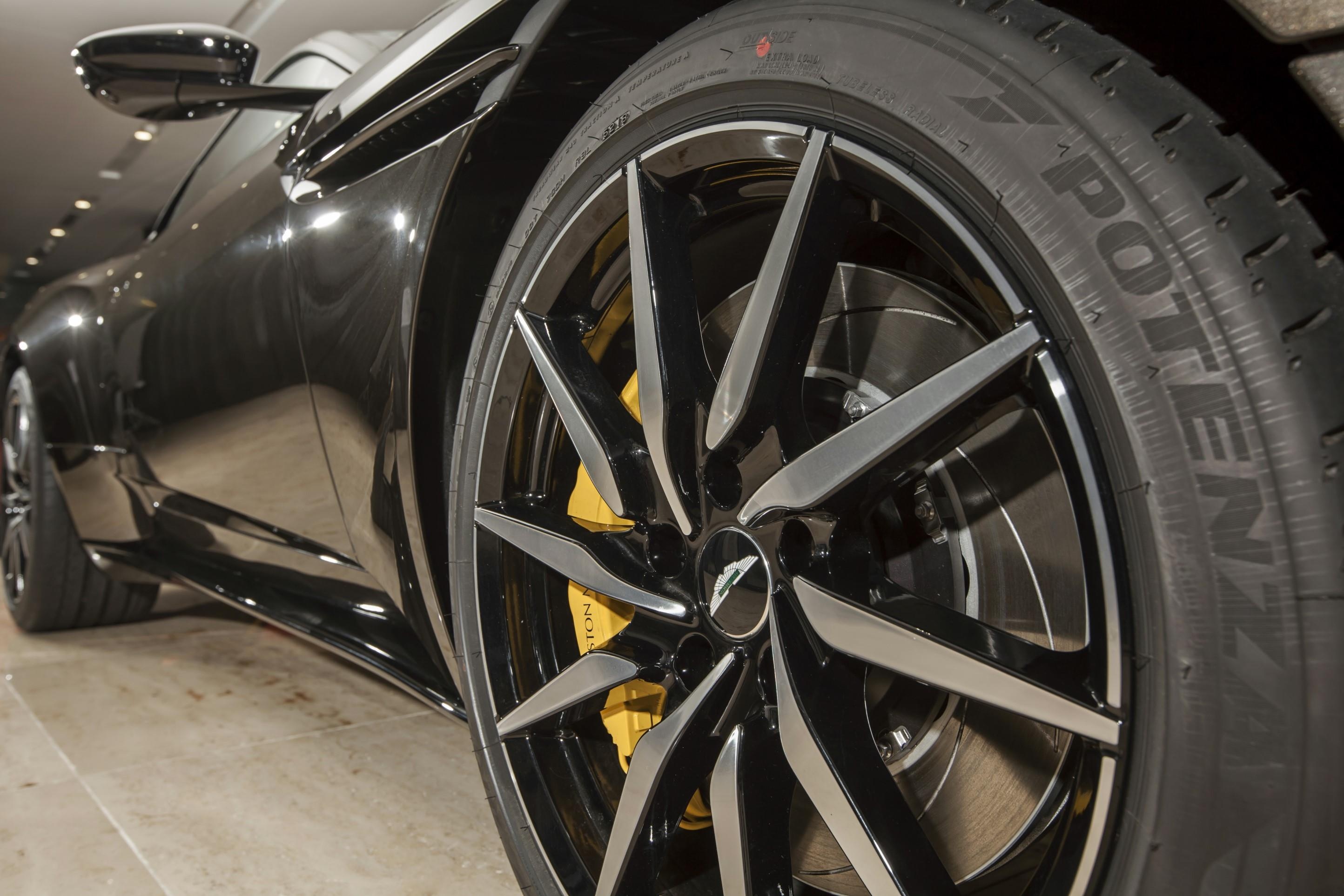 Can canh sieu xe Aston Martin DB11 Kopi Bronze anh 5