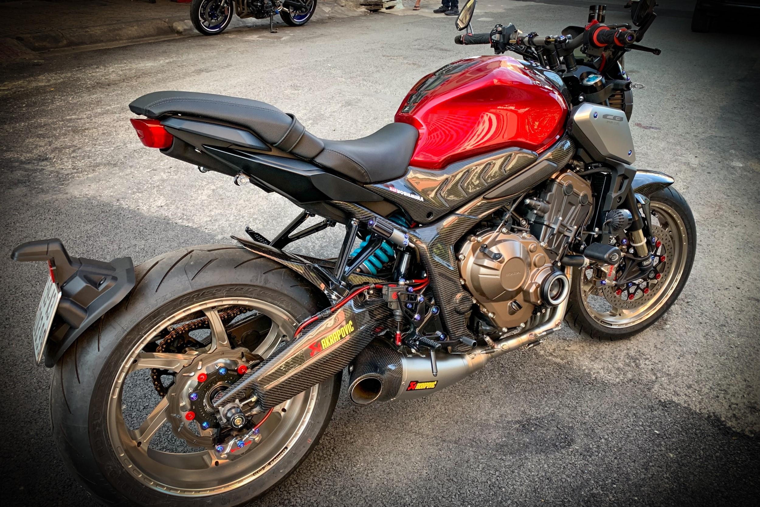 Honda CB650R voi goi do hang hieu cua biker SG, dat hon ca xe moi hinh anh