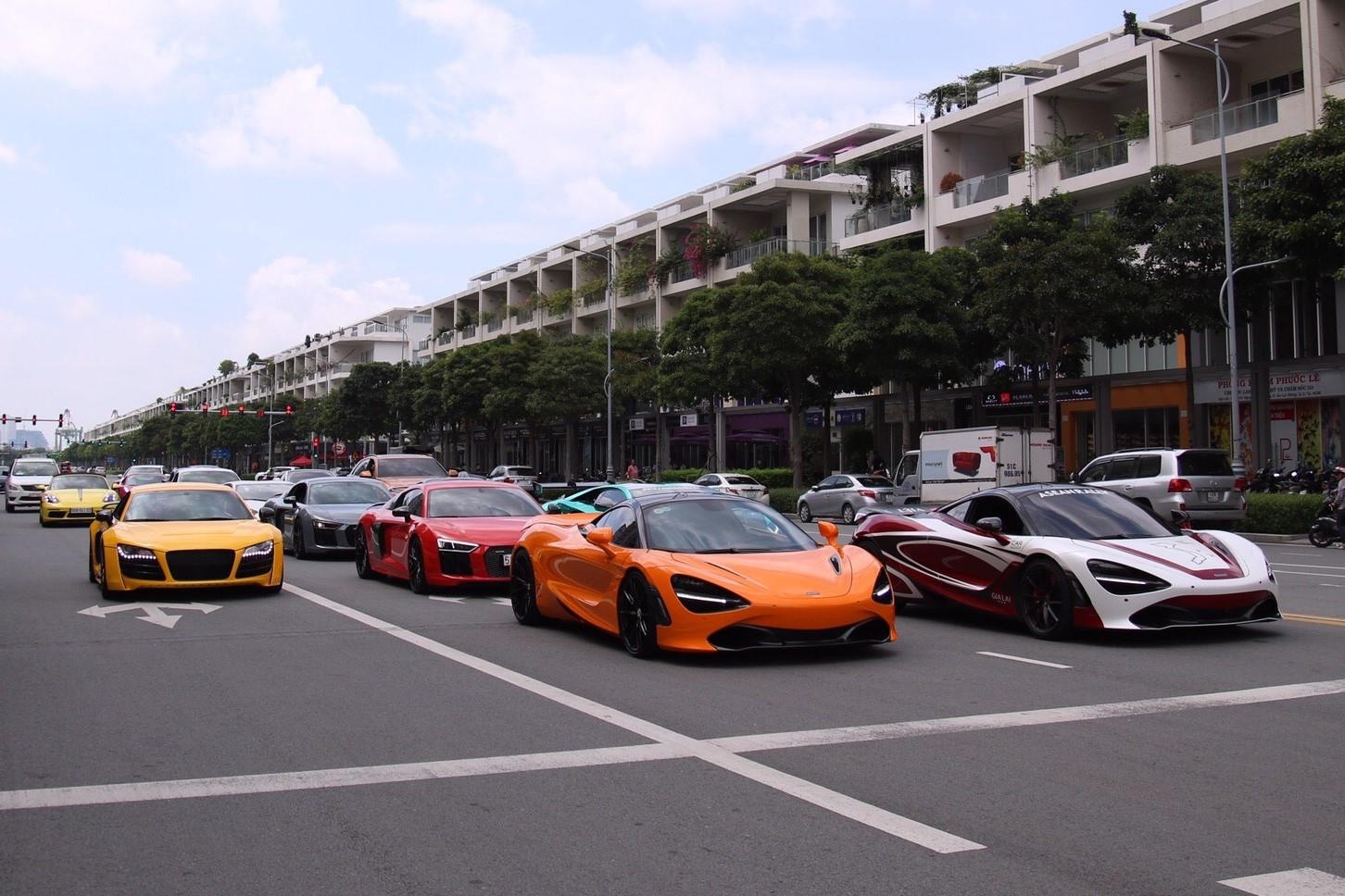 Hon 20 sieu xe tap trung anh 1