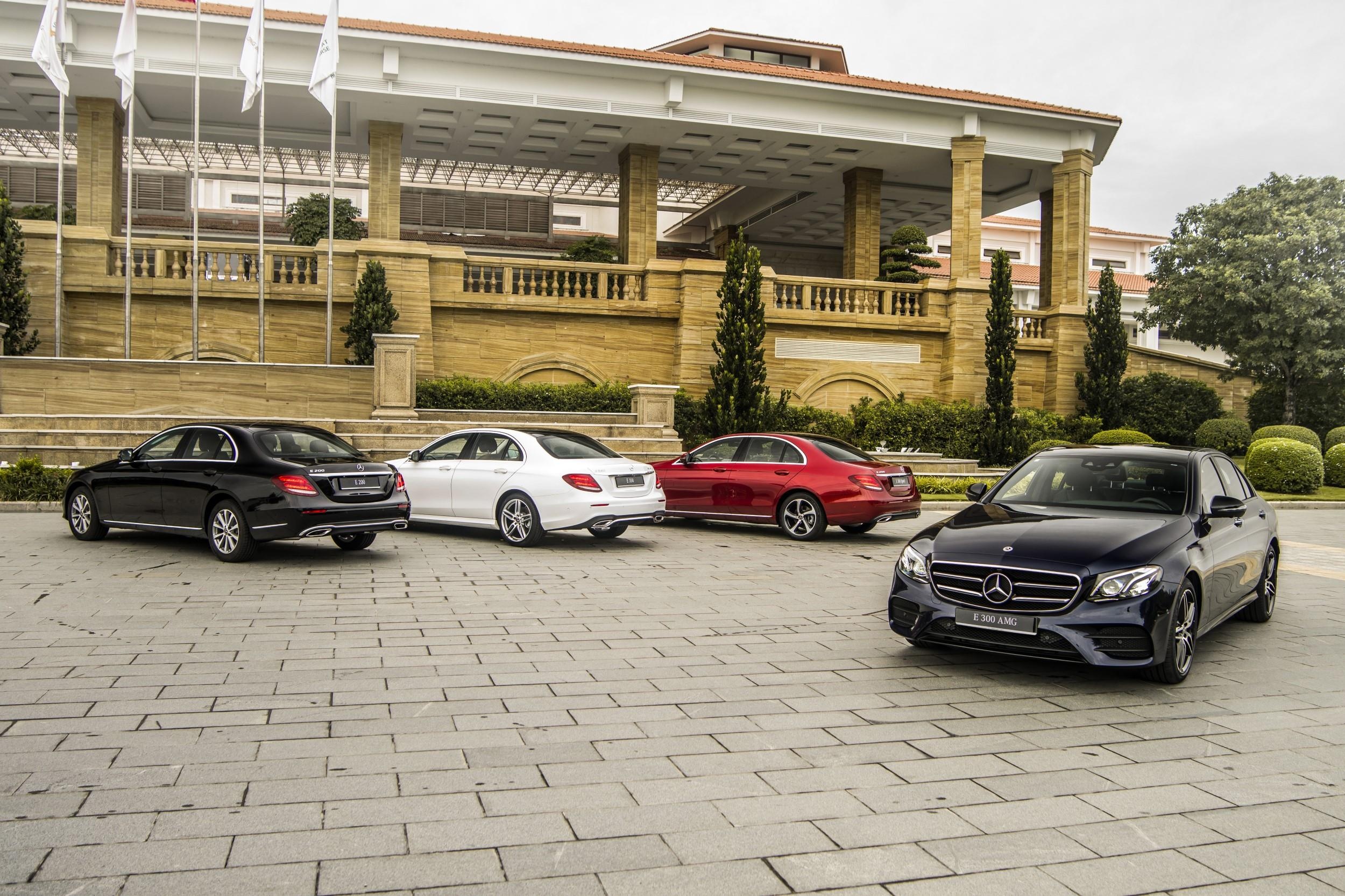 Mercedes-Benz E 300 AMG quay lai anh 1