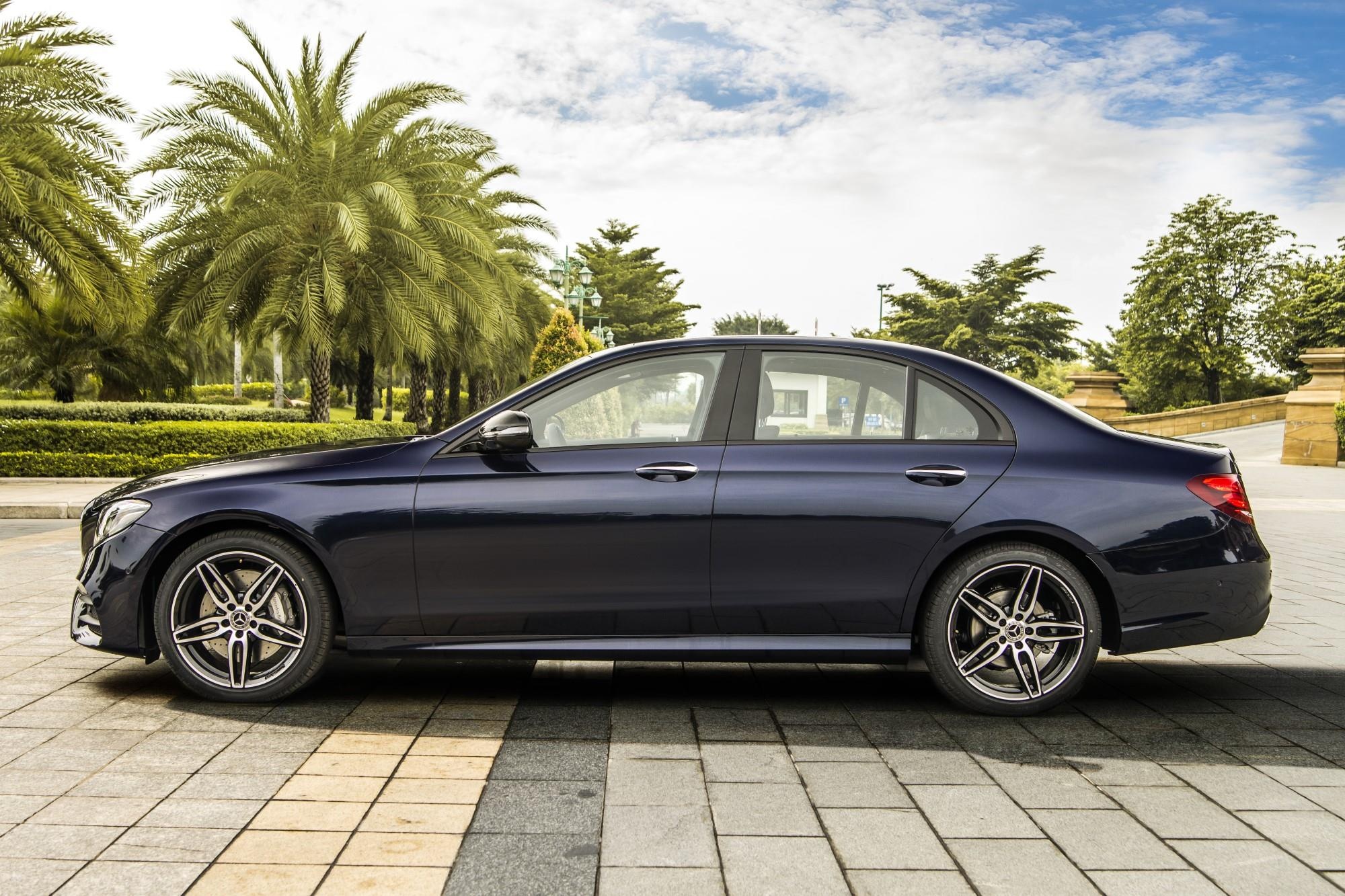 Mercedes-Benz E 300 AMG quay lai anh 3