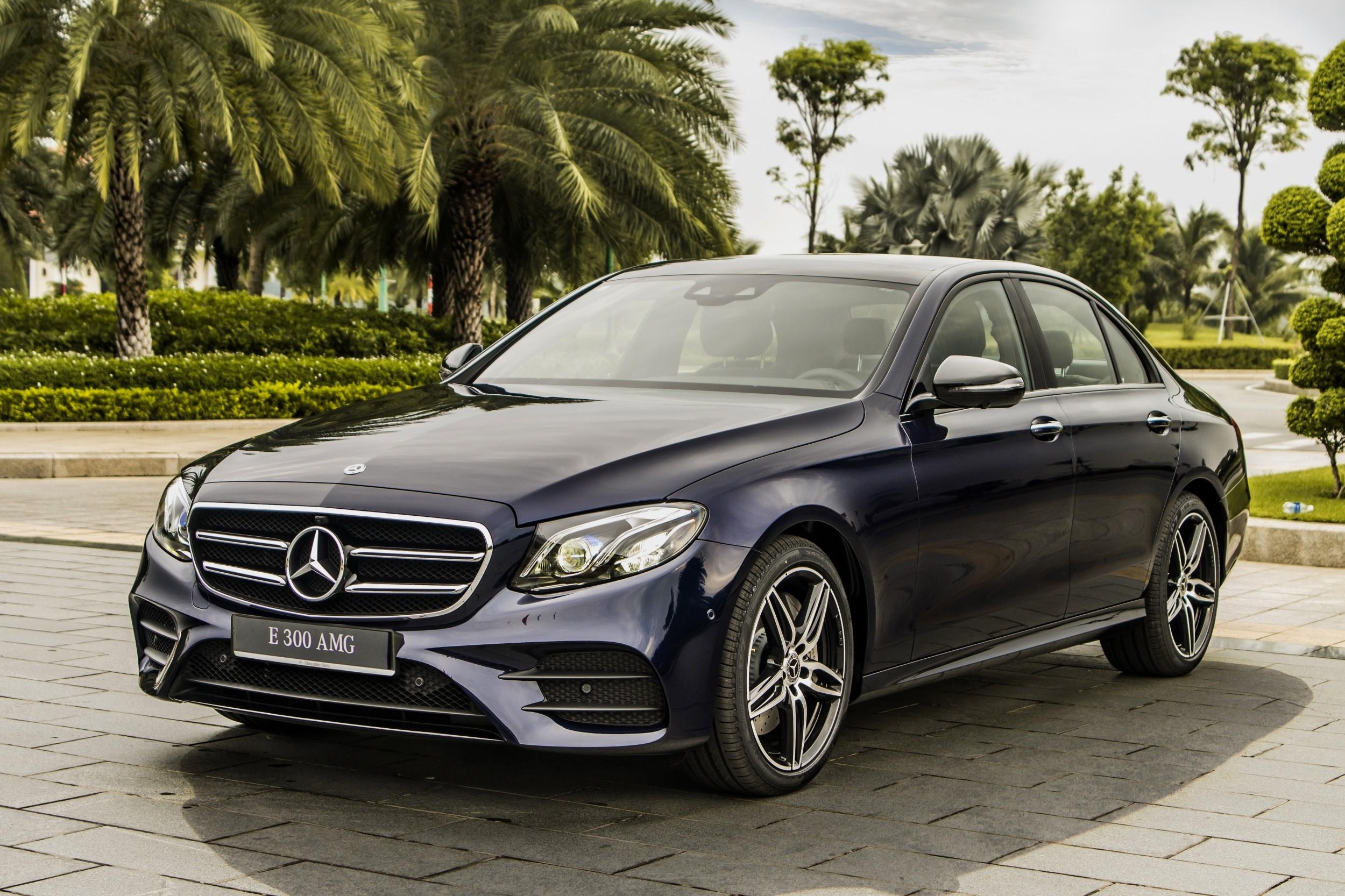 Mercedes-Benz E 300 AMG tro lai Viet Nam, gia hon 2,8 ty hinh anh