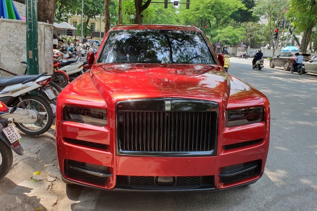 Rolls-Royce Cullinan mau doc dao pho HN anh 4