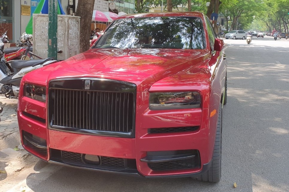 Rolls-Royce Cullinan mau doc dao pho HN anh 6