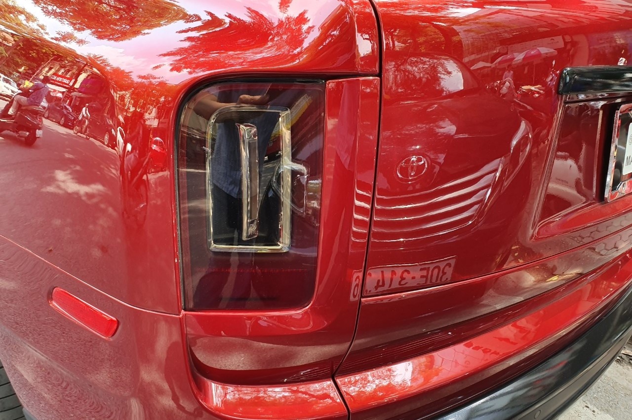 Rolls-Royce Cullinan mau doc dao pho HN anh 7