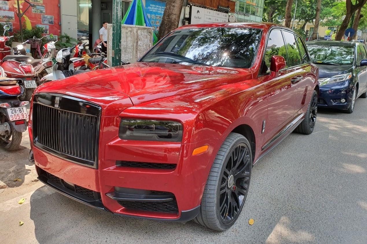 Rolls-Royce Cullinan mau do doc xuat hien tai Ha Noi voi dien mao moi hinh anh