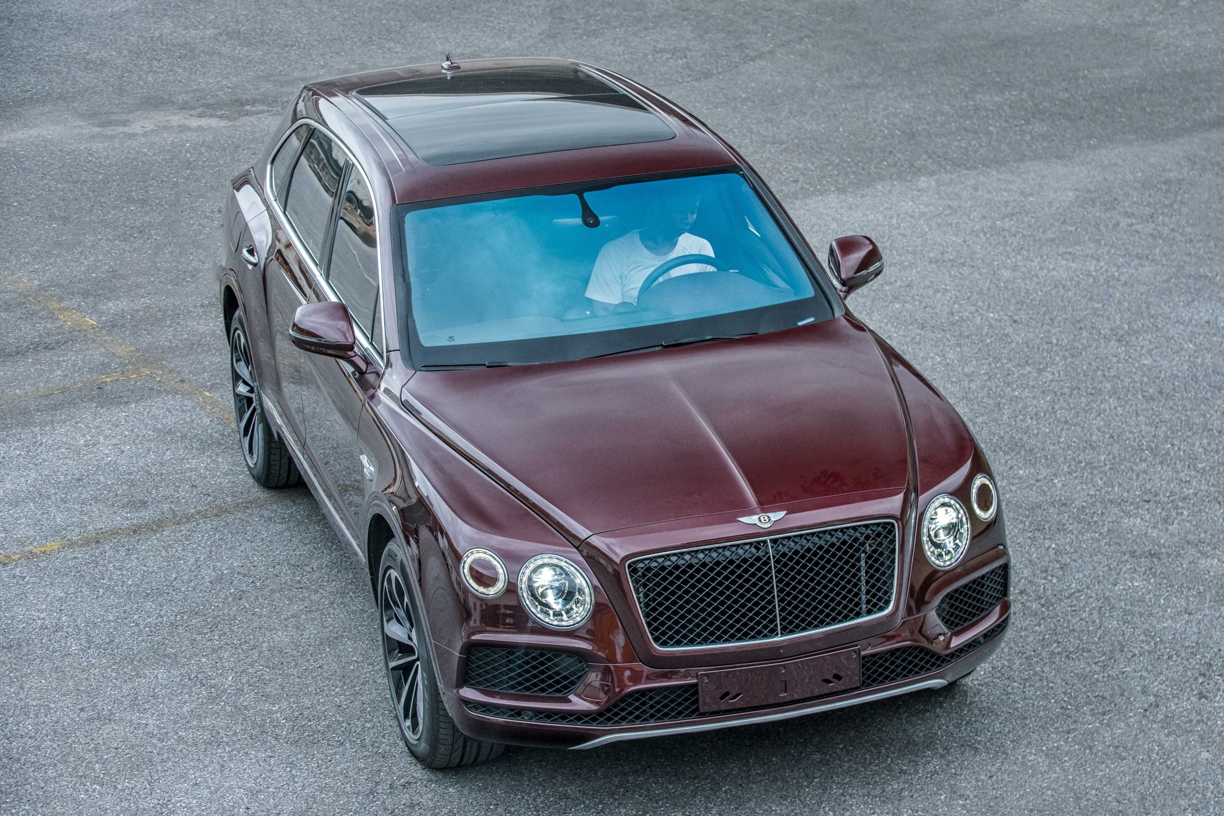 Bentley Bentayga V8 ban ky niem thu 2 ve VN, mau doc nhat the gioi hinh anh