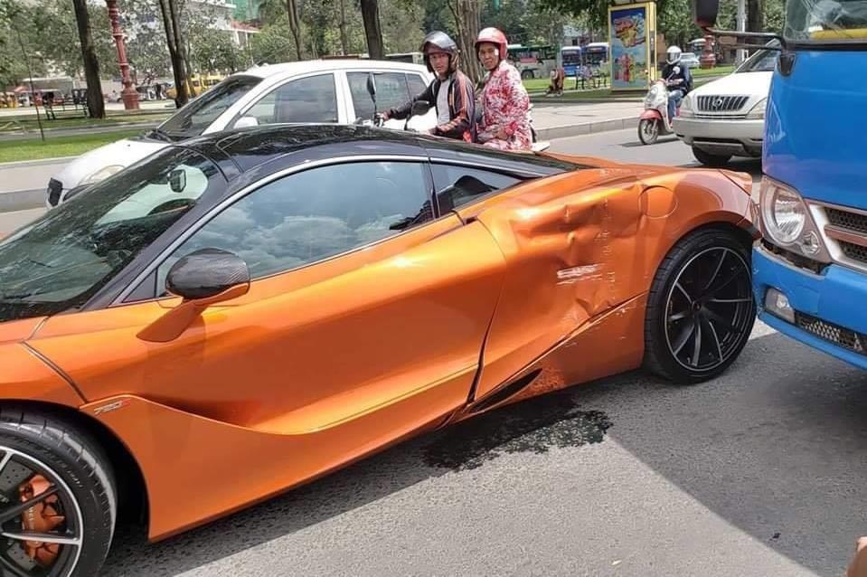 Sieu xe McLaren 720S va cham voi xe buyt, hong xe mop meo hinh anh
