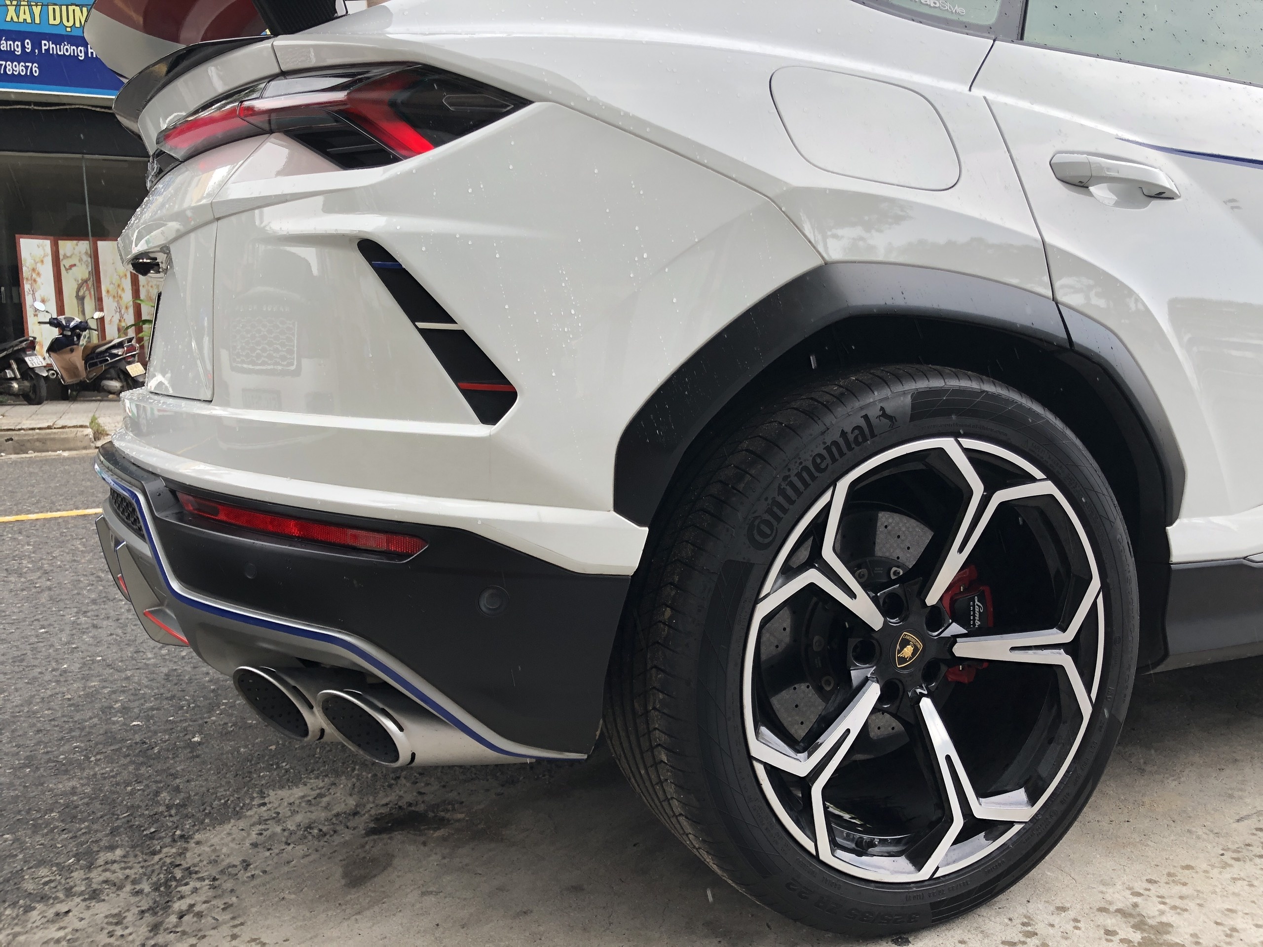 Minh Nhua lot xac Lamborghini Urus anh 4