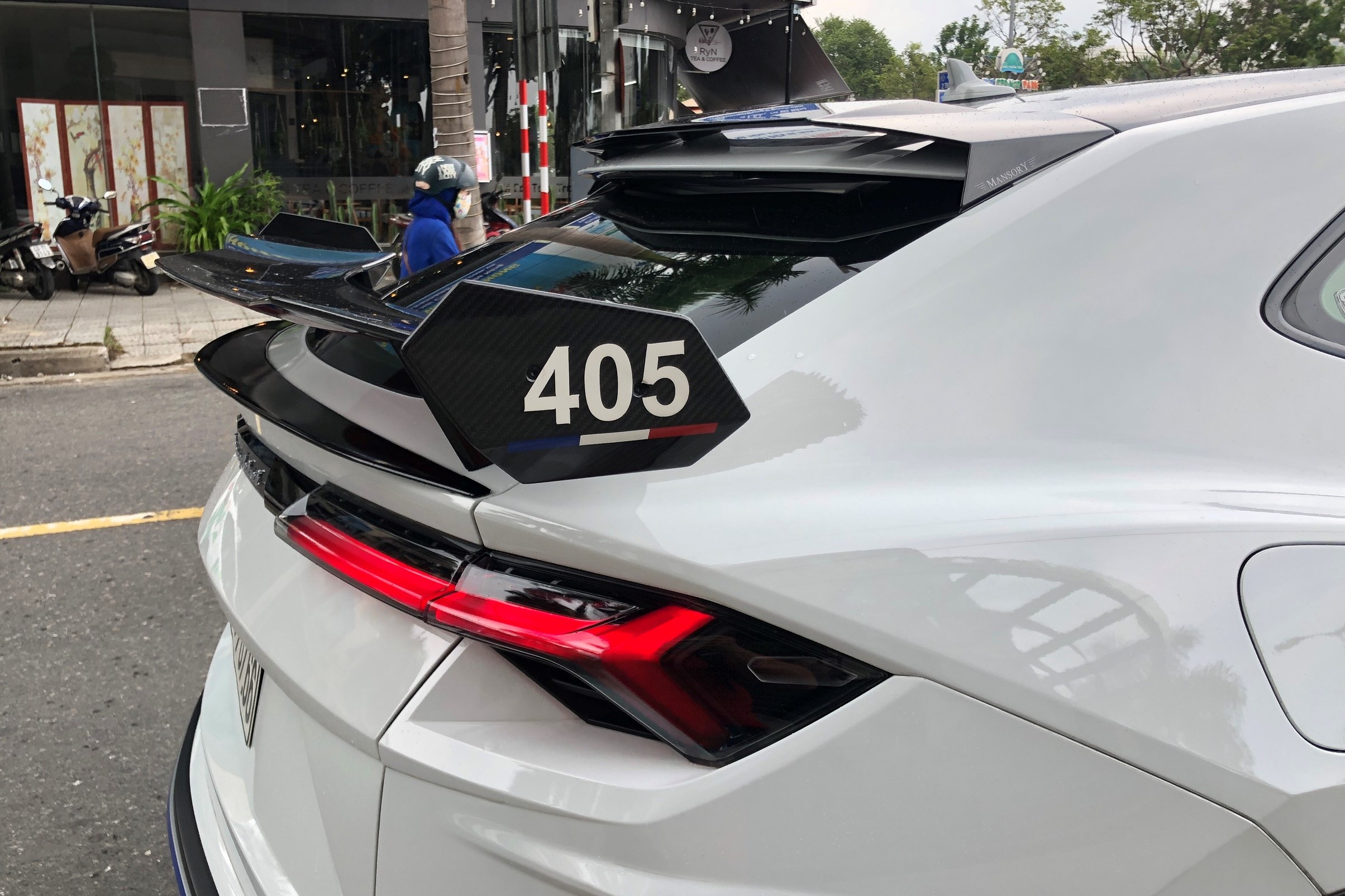 Minh Nhua lot xac Lamborghini Urus anh 7