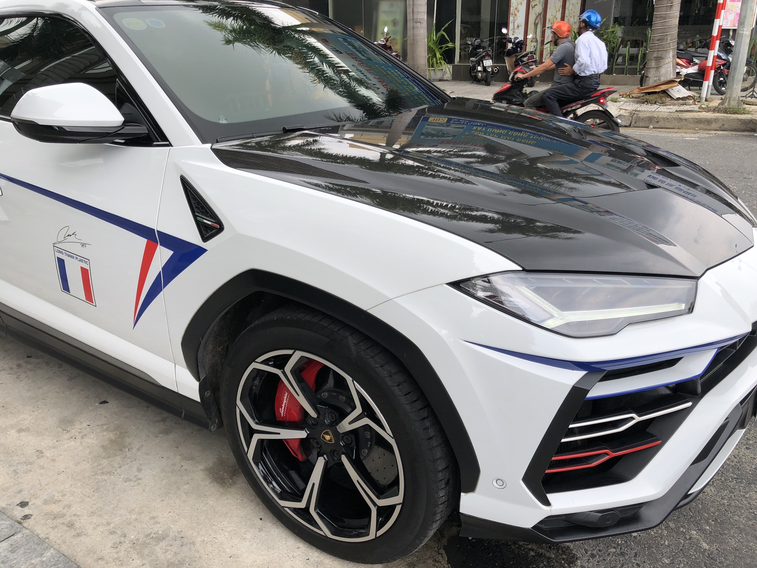 Minh Nhua lot xac Lamborghini Urus anh 9
