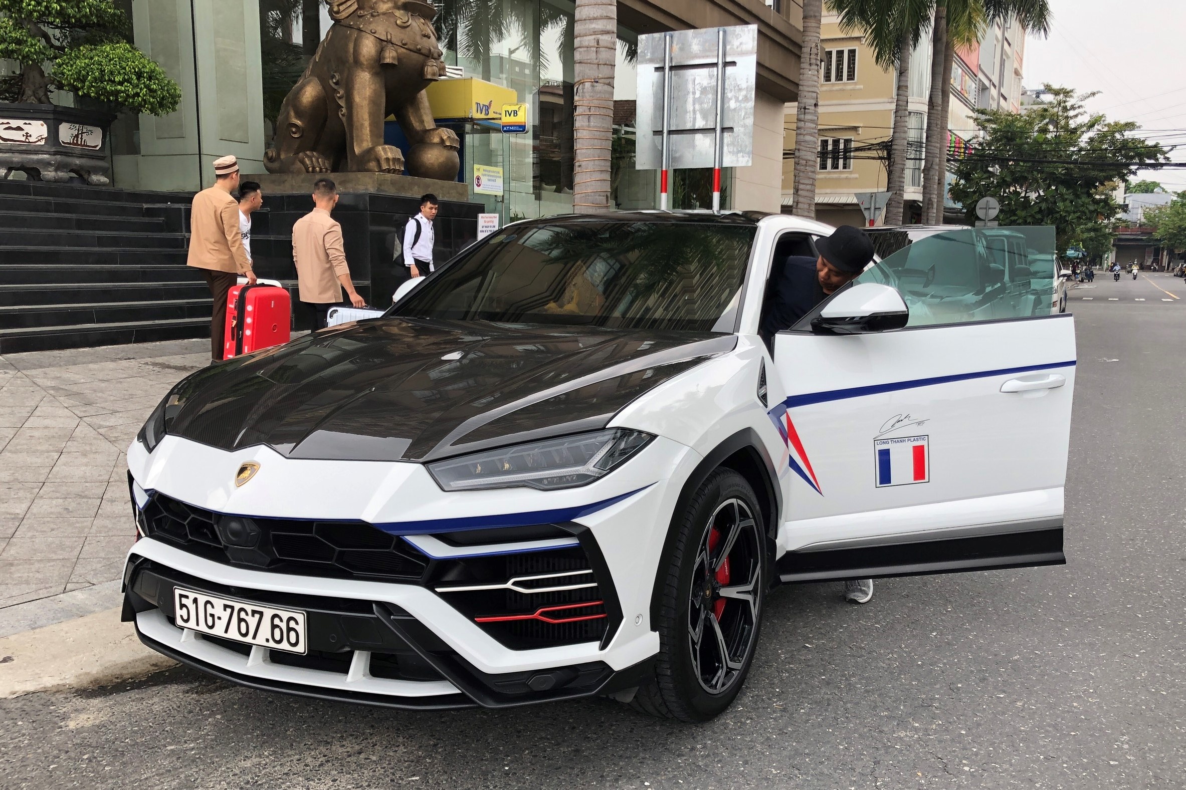 Minh Nhua lot xac Lamborghini Urus anh 1