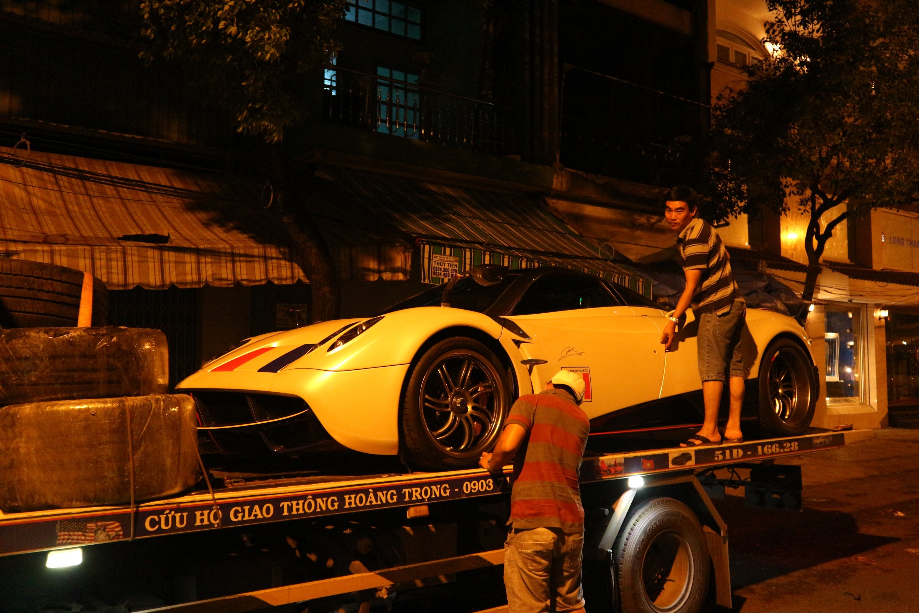 Minh Nhua mang dan xe tram ty ve trong dem anh 2