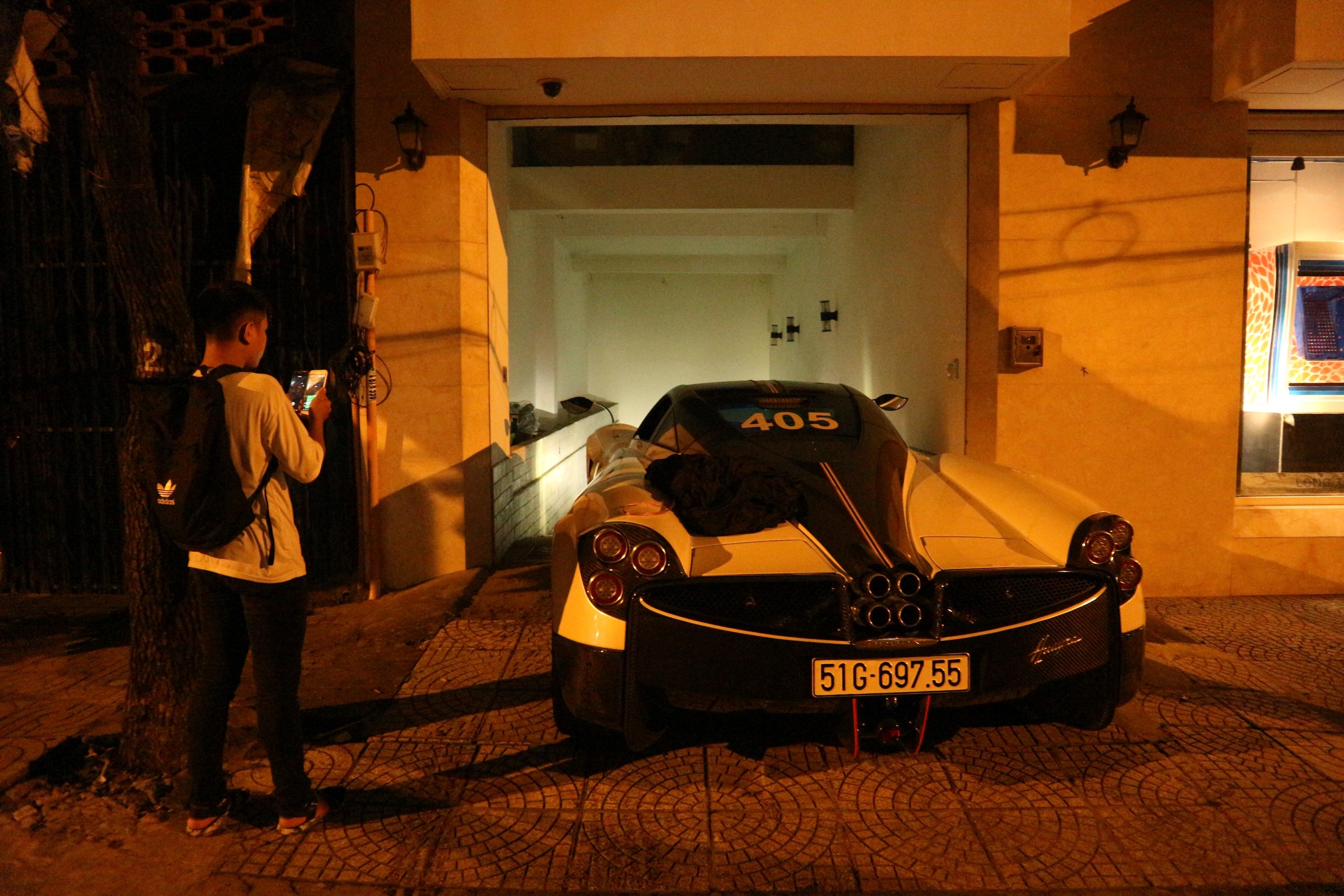 Minh Nhua mang dan xe tram ty ve trong dem anh 8