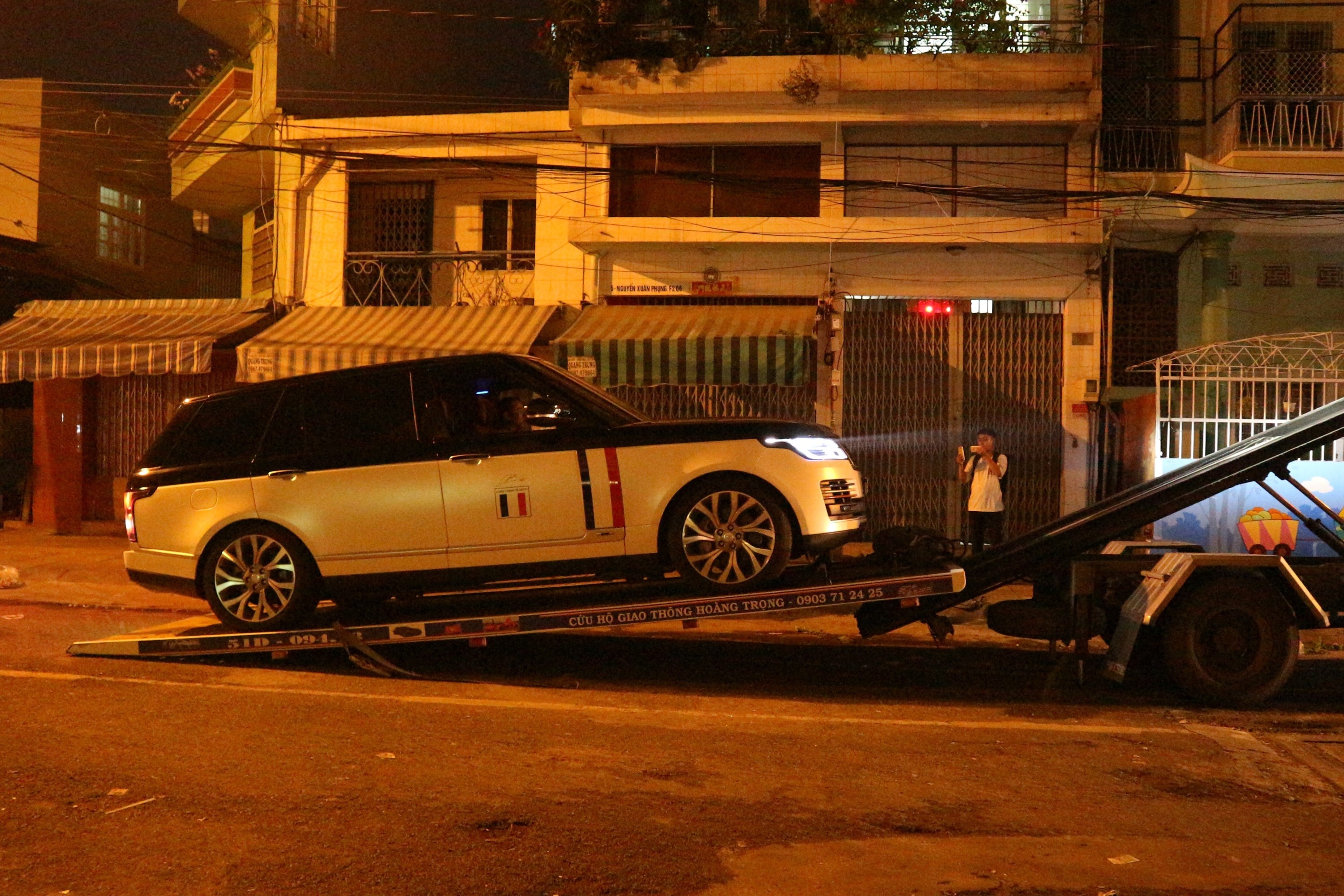 Minh Nhua mang dan xe tram ty ve trong dem anh 9