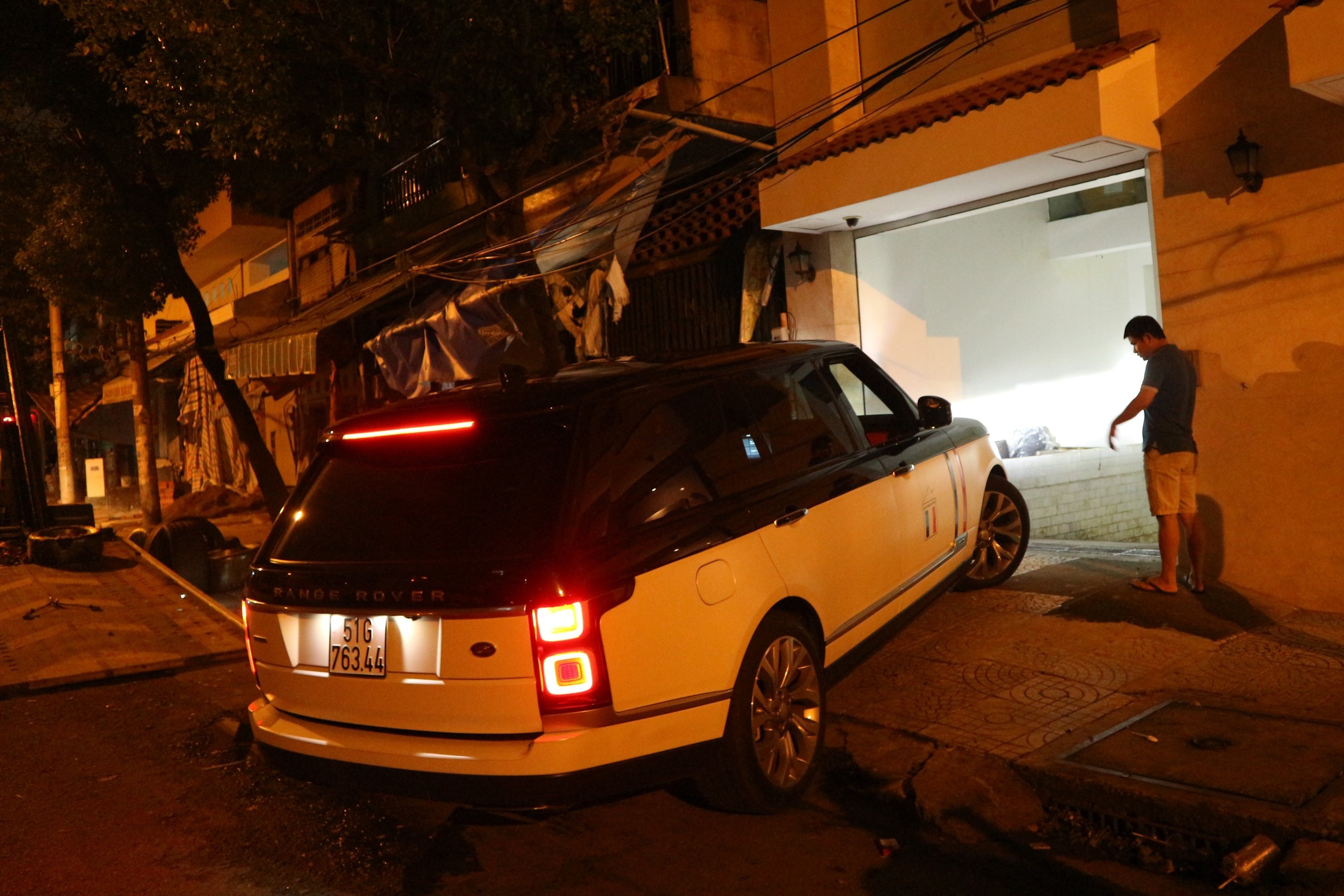 Minh Nhua mang dan xe tram ty ve trong dem anh 10