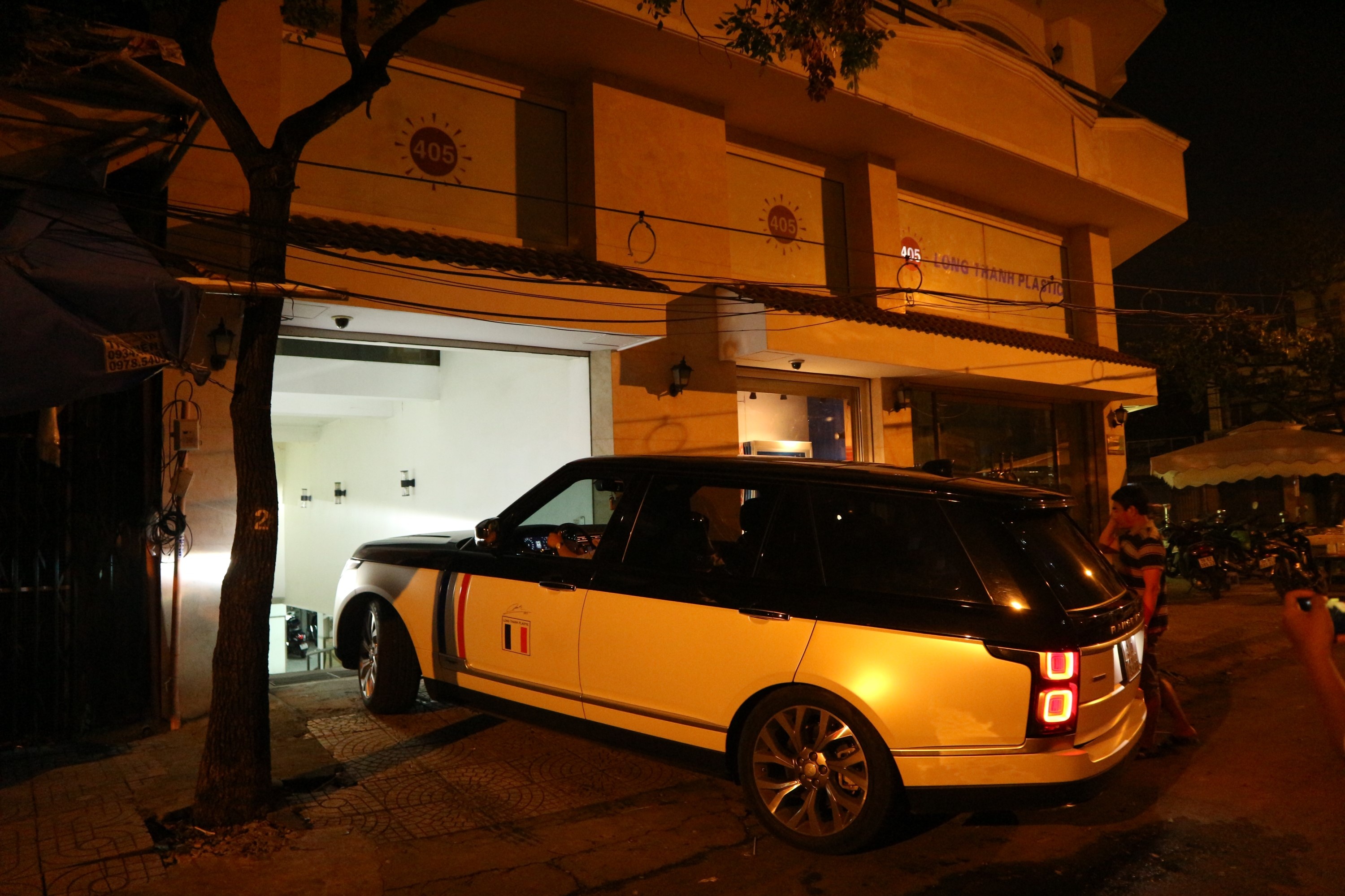 Minh Nhua mang dan xe tram ty ve trong dem anh 11